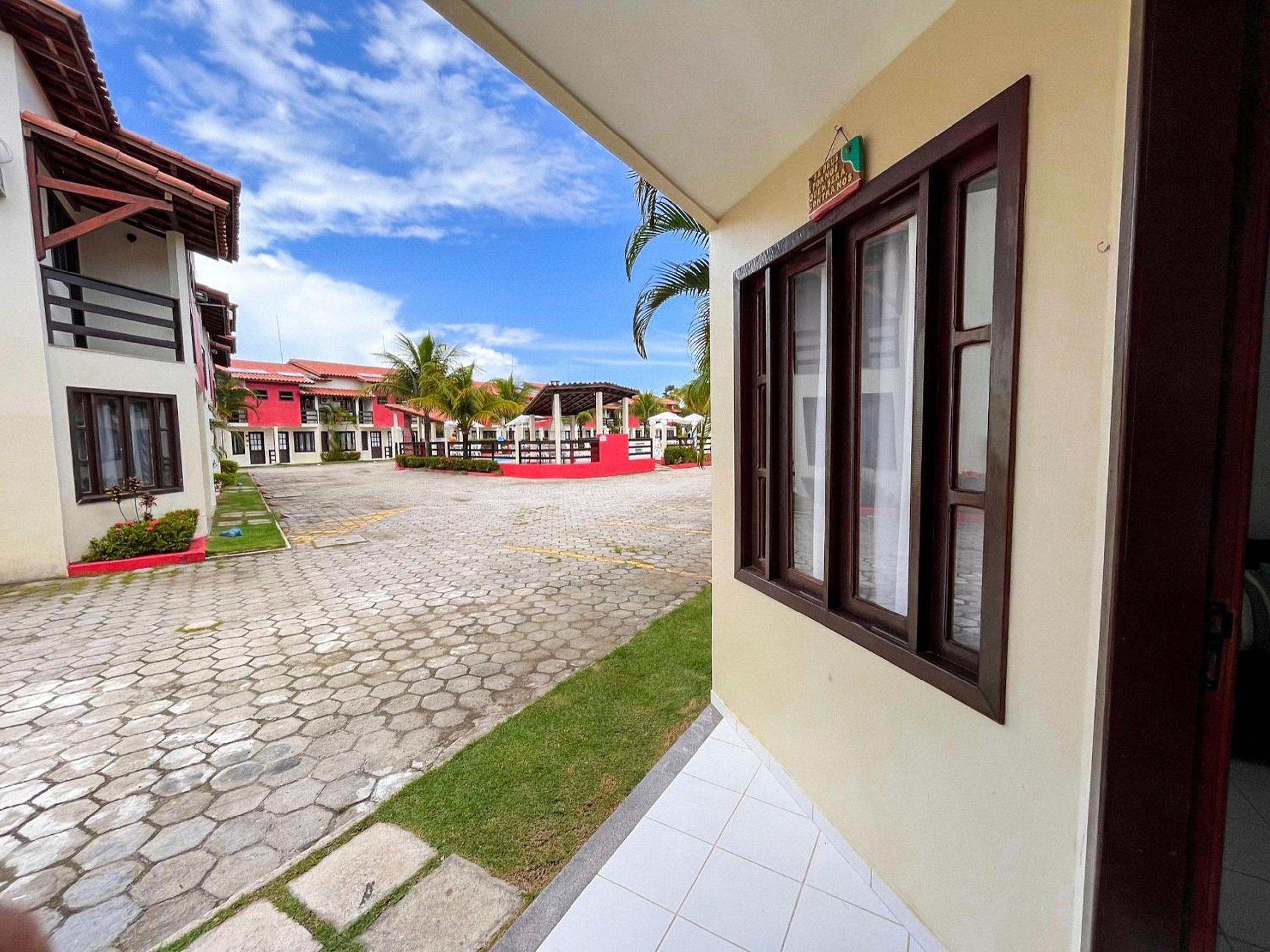 Casas no Residencial Mont Sinai com 2 ou 3 suítes (todas com ar), internet privativa 300MBPS a aproximadamento 250m da Praia de Taperapuã, condomínio com p