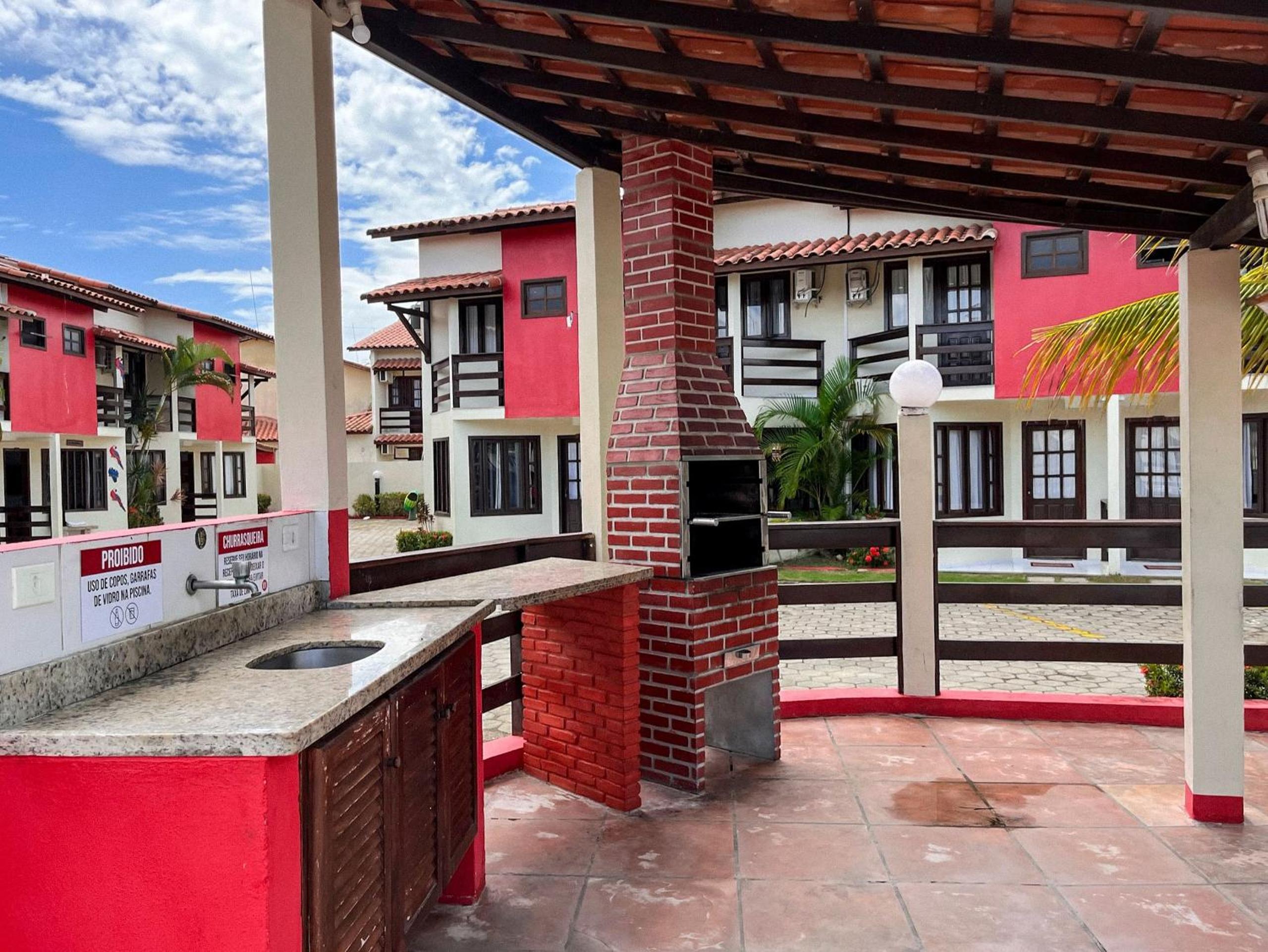 Casas no Residencial Mont Sinai com 2 ou 3 suítes (todas com ar), internet privativa 300MBPS a aproximadamento 250m da Praia de Taperapuã, condomínio com p