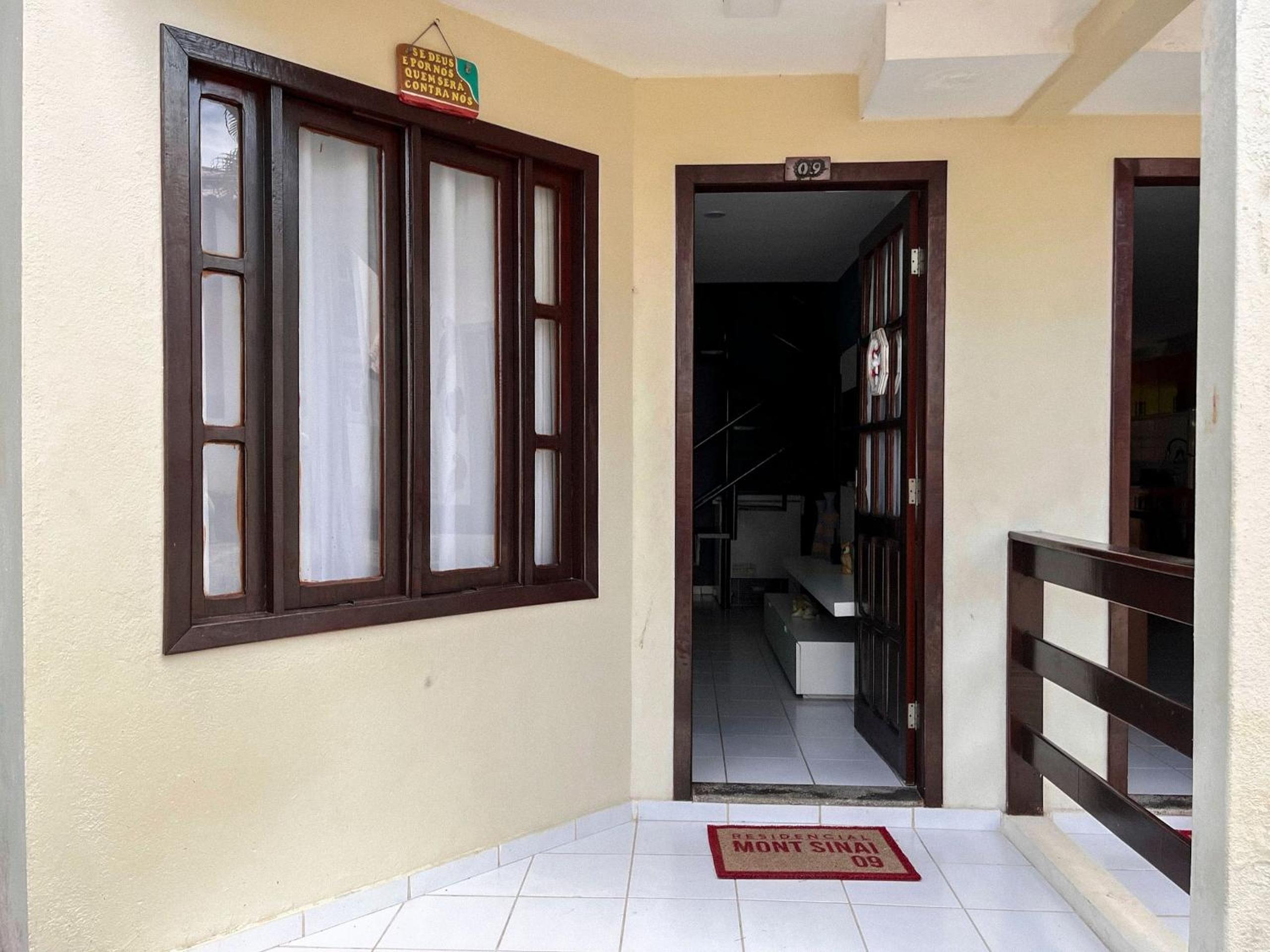 Casas no Residencial Mont Sinai com 2 ou 3 suítes (todas com ar), internet privativa 300MBPS a aproximadamento 250m da Praia de Taperapuã, condomínio com p