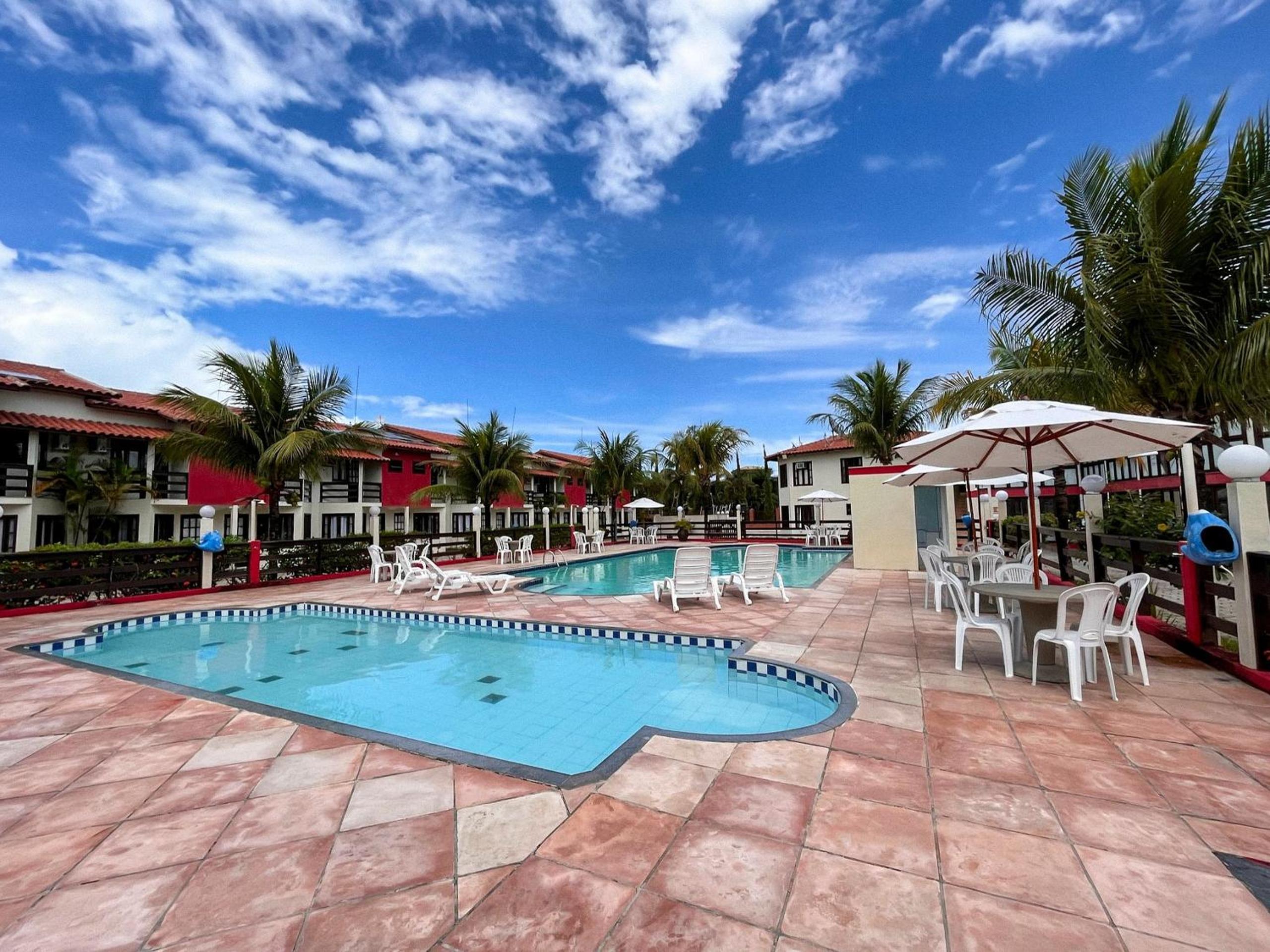 Casas no Residencial Mont Sinai com 2 ou 3 suítes (todas com ar), internet privativa 300MBPS a aproximadamento 250m da Praia de Taperapuã, condomínio com p