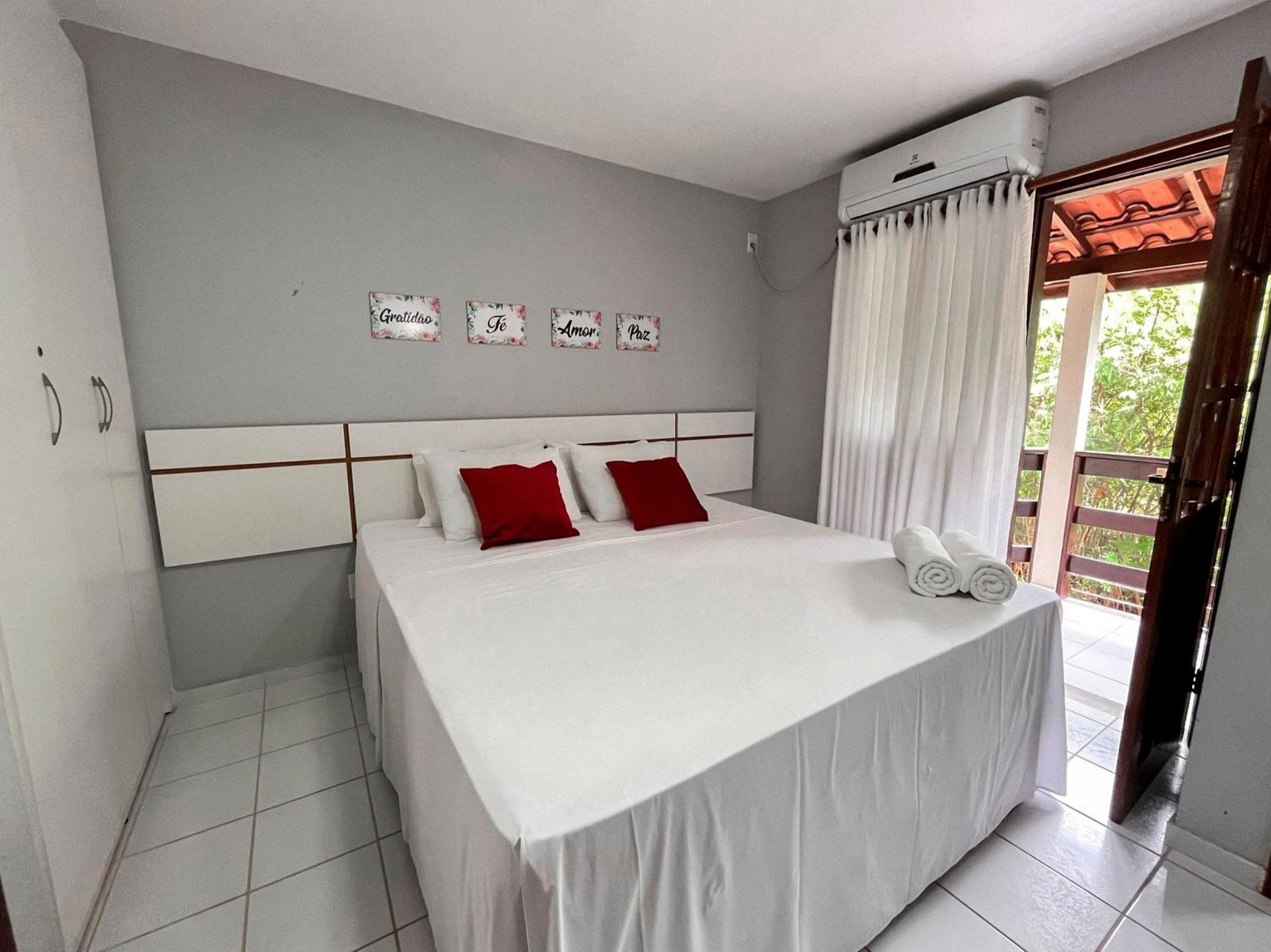 Casas no Residencial Mont Sinai com 2 ou 3 suítes (todas com ar), internet privativa 300MBPS a aproximadamento 250m da Praia de Taperapuã, condomínio com p