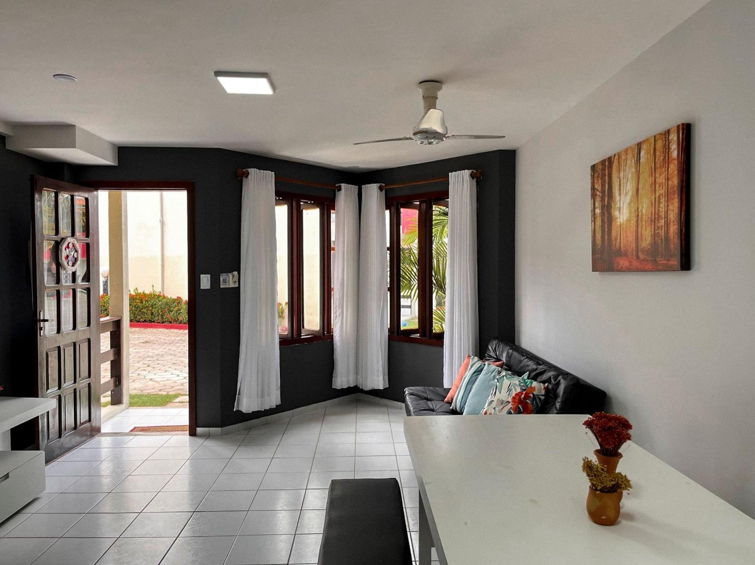 Casas no Residencial Mont Sinai com 2 ou 3 suítes (todas com ar), internet privativa 300MBPS a aproximadamento 250m da Praia de Taperapuã, condomínio com p