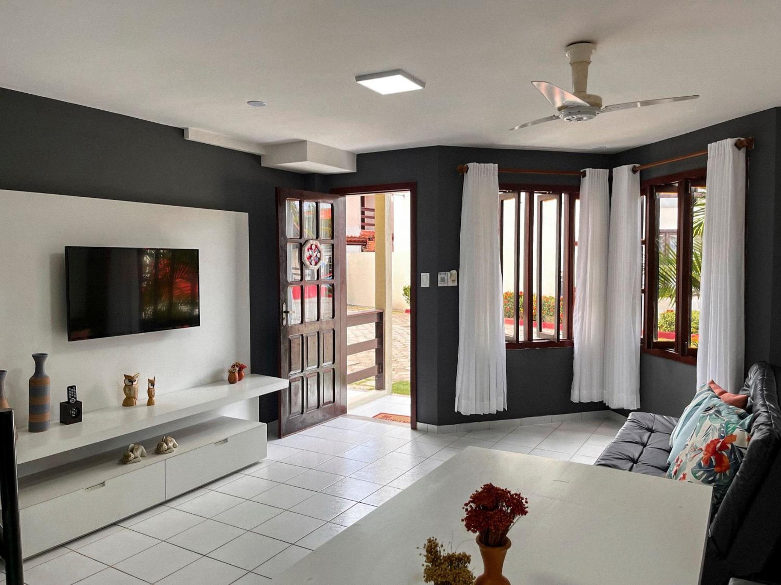 Casas no Residencial Mont Sinai com 2 ou 3 suítes (todas com ar), internet privativa 300MBPS a aproximadamento 250m da Praia de Taperapuã, condomínio com p