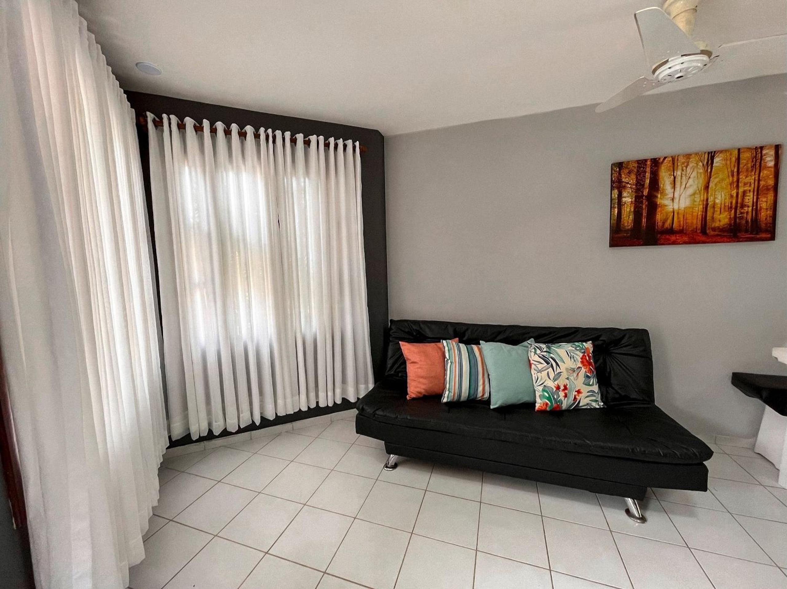 Casas no Residencial Mont Sinai com 2 ou 3 suítes (todas com ar), internet privativa 300MBPS a aproximadamento 250m da Praia de Taperapuã, condomínio com p