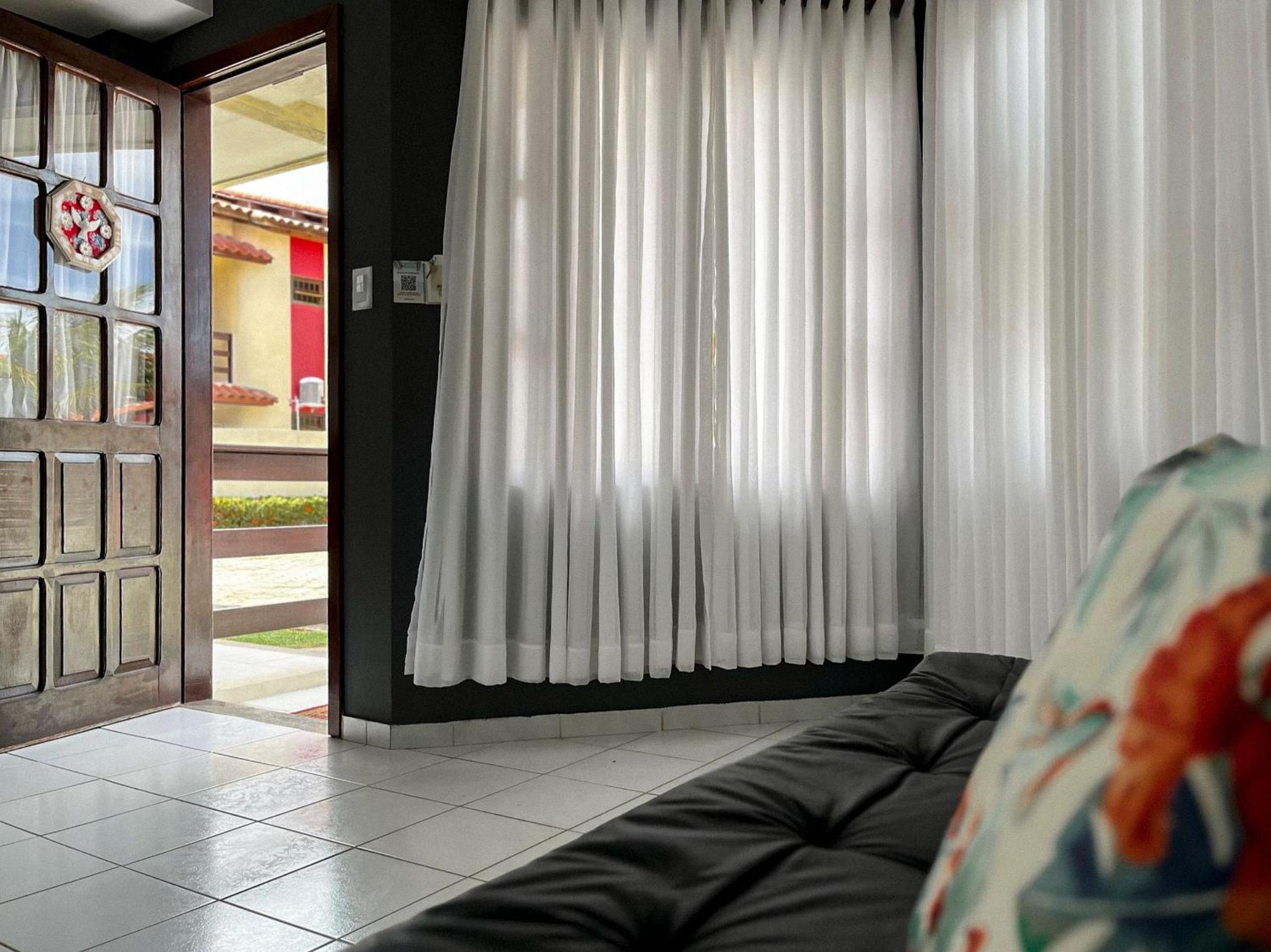 Casas no Residencial Mont Sinai com 2 ou 3 suítes (todas com ar), internet privativa 300MBPS a aproximadamento 250m da Praia de Taperapuã, condomínio com p