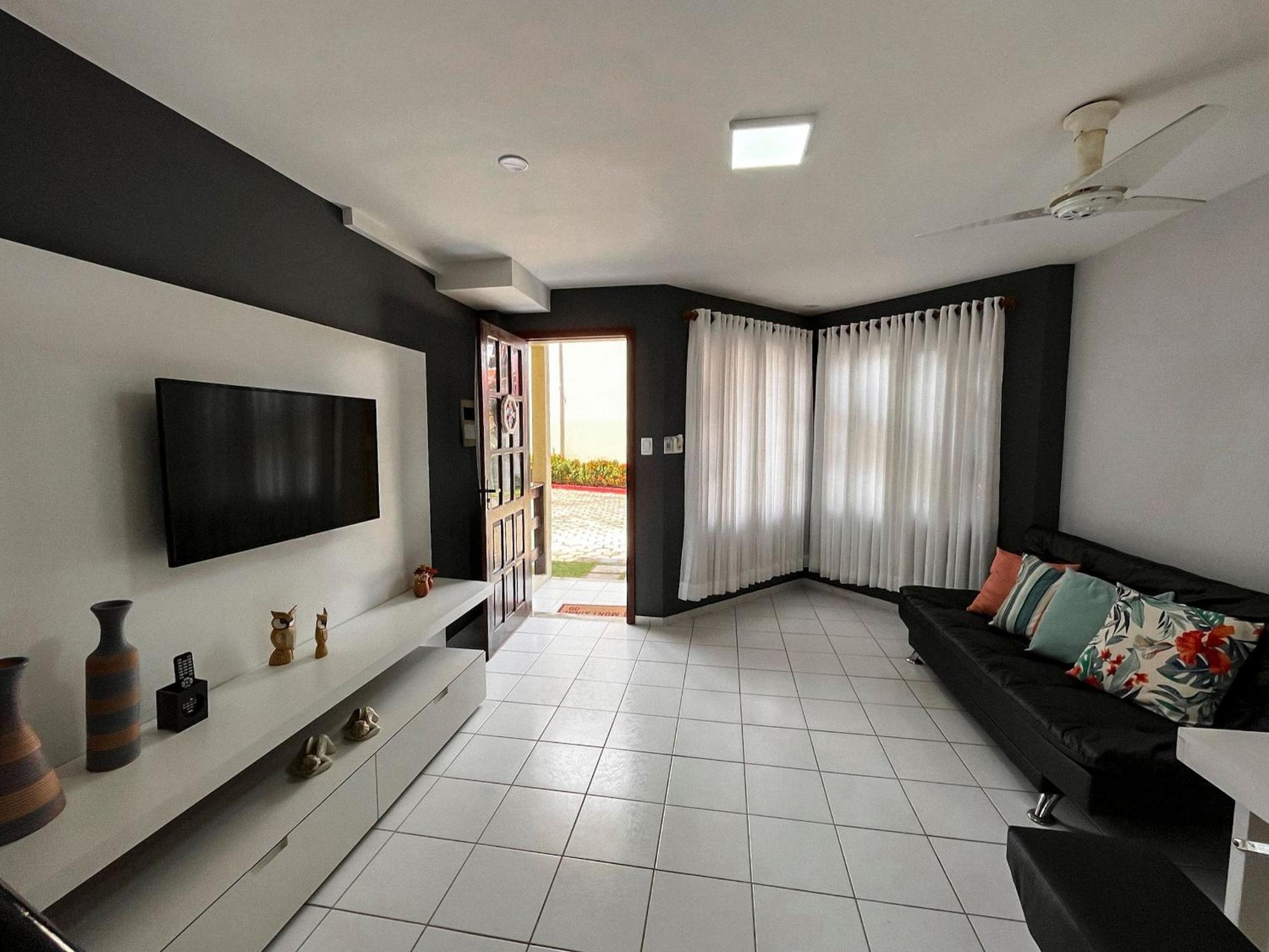 Casas no Residencial Mont Sinai com 2 ou 3 suítes (todas com ar), internet privativa 300MBPS a aproximadamento 250m da Praia de Taperapuã, condomínio com p