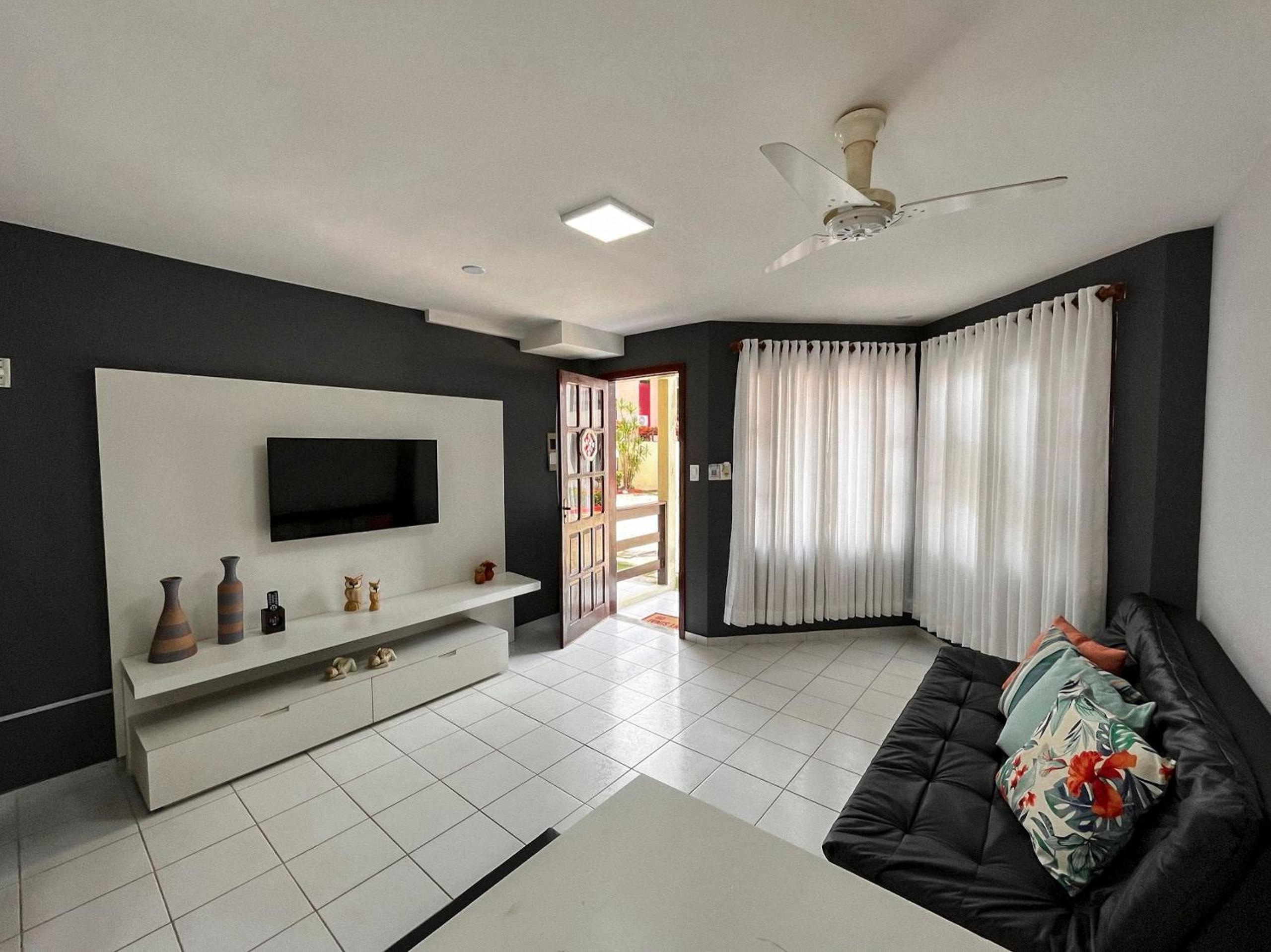 Casas no Residencial Mont Sinai com 2 ou 3 suítes (todas com ar), internet privativa 300MBPS a aproximadamento 250m da Praia de Taperapuã, condomínio com p