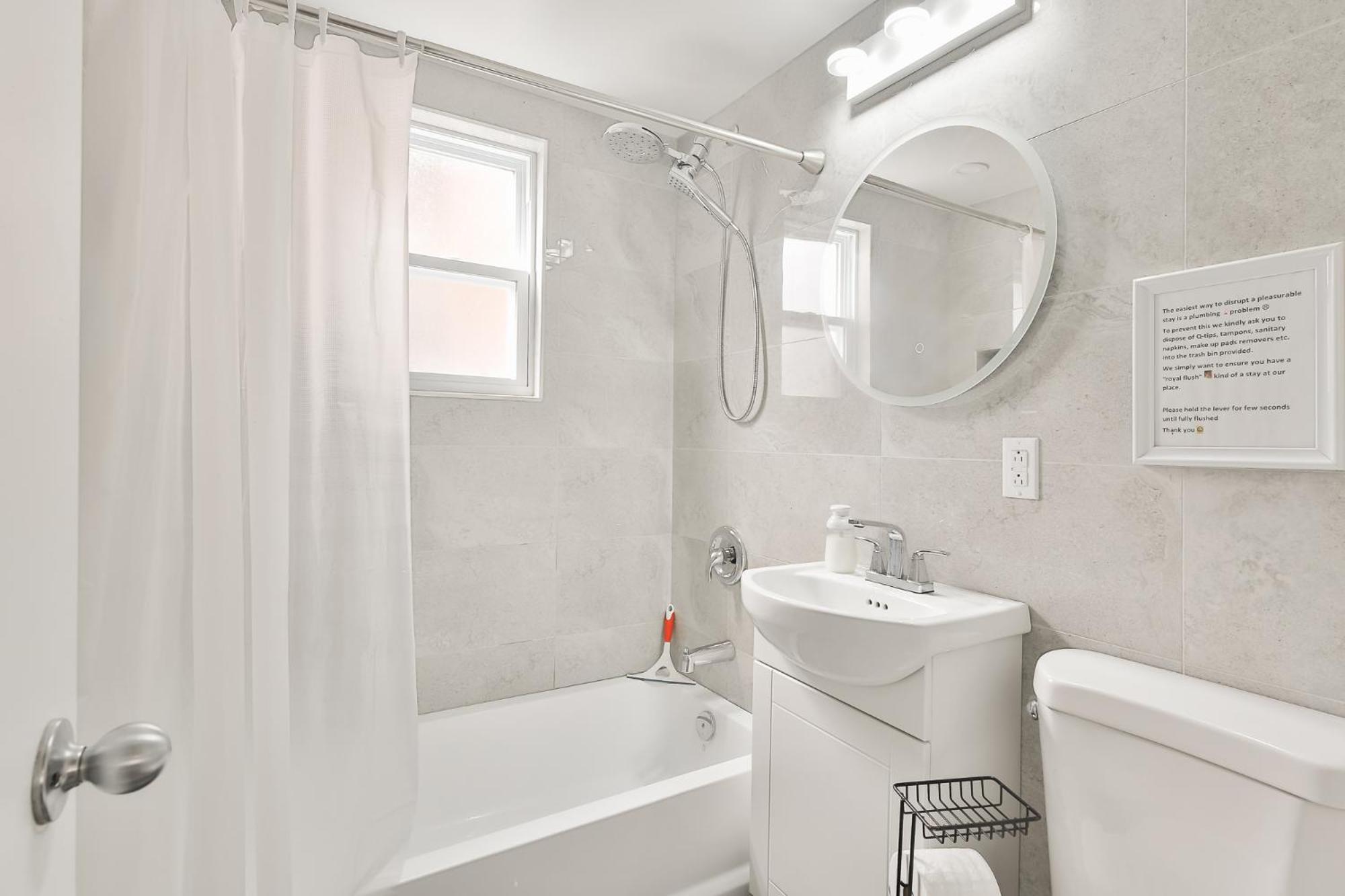 Comfortable 2-BEDROOM APARTMENT - Free and plentiful PARKING - 10 minutes to AIRPORT and 15 minutes to DOWNTOWN Montreal - Near Popular Waterfront Restaura