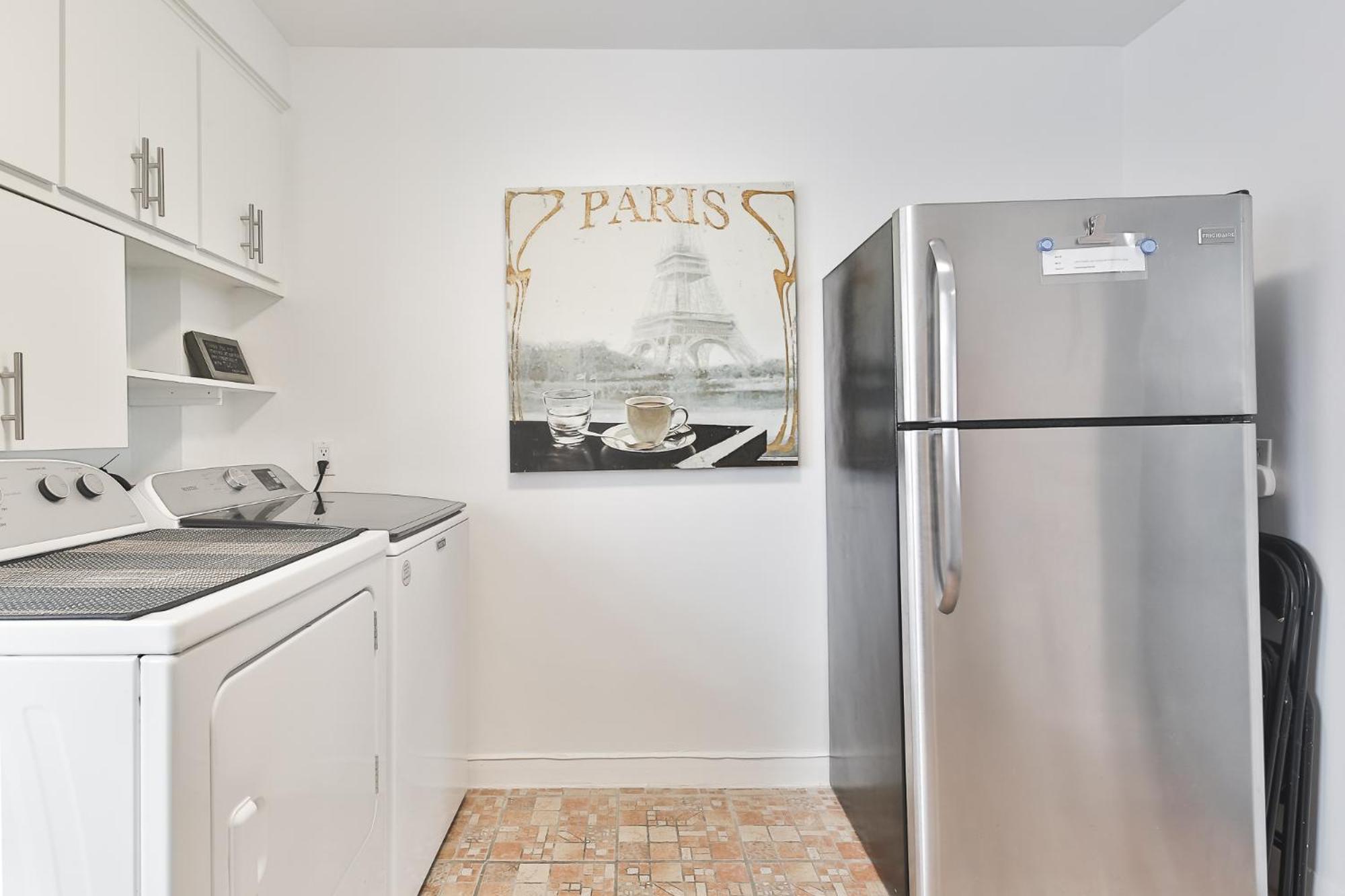 Comfortable 2-BEDROOM APARTMENT - Free and plentiful PARKING - 10 minutes to AIRPORT and 15 minutes to DOWNTOWN Montreal - Near Popular Waterfront Restaura
