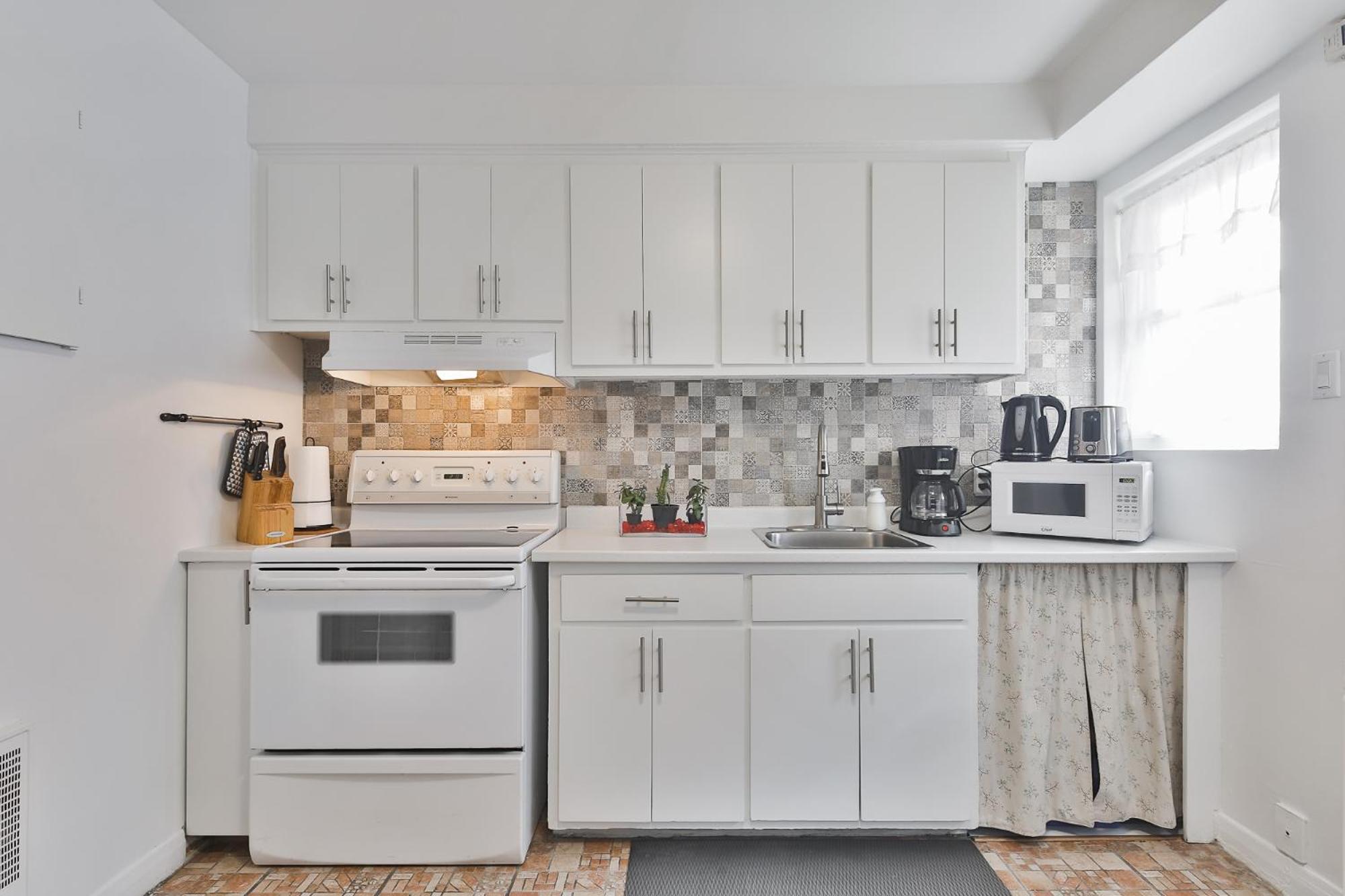 Comfortable 2-BEDROOM APARTMENT - Free and plentiful PARKING - 10 minutes to AIRPORT and 15 minutes to DOWNTOWN Montreal - Near Popular Waterfront Restaura