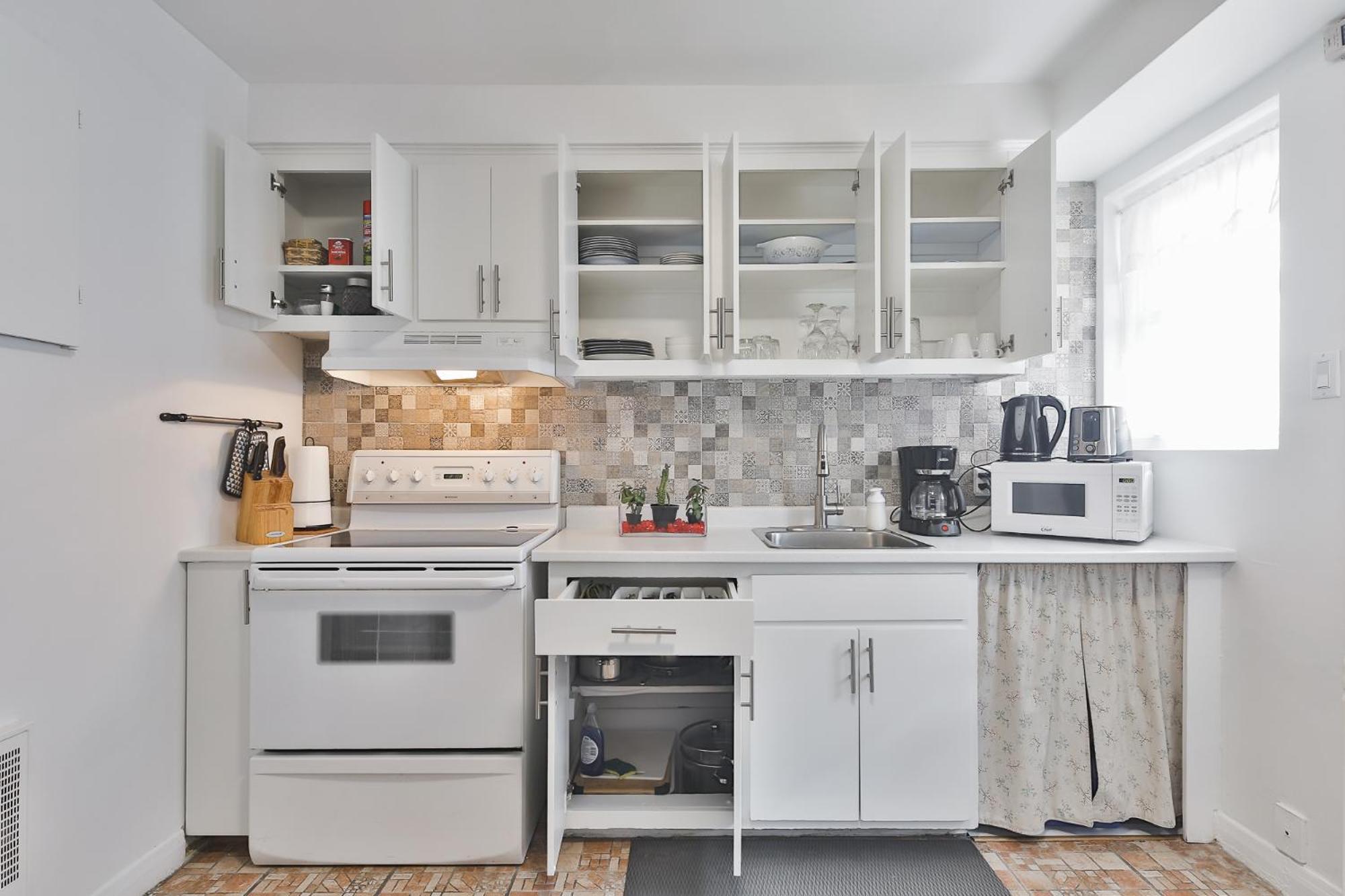 Comfortable 2-BEDROOM APARTMENT - Free and plentiful PARKING - 10 minutes to AIRPORT and 15 minutes to DOWNTOWN Montreal - Near Popular Waterfront Restaura