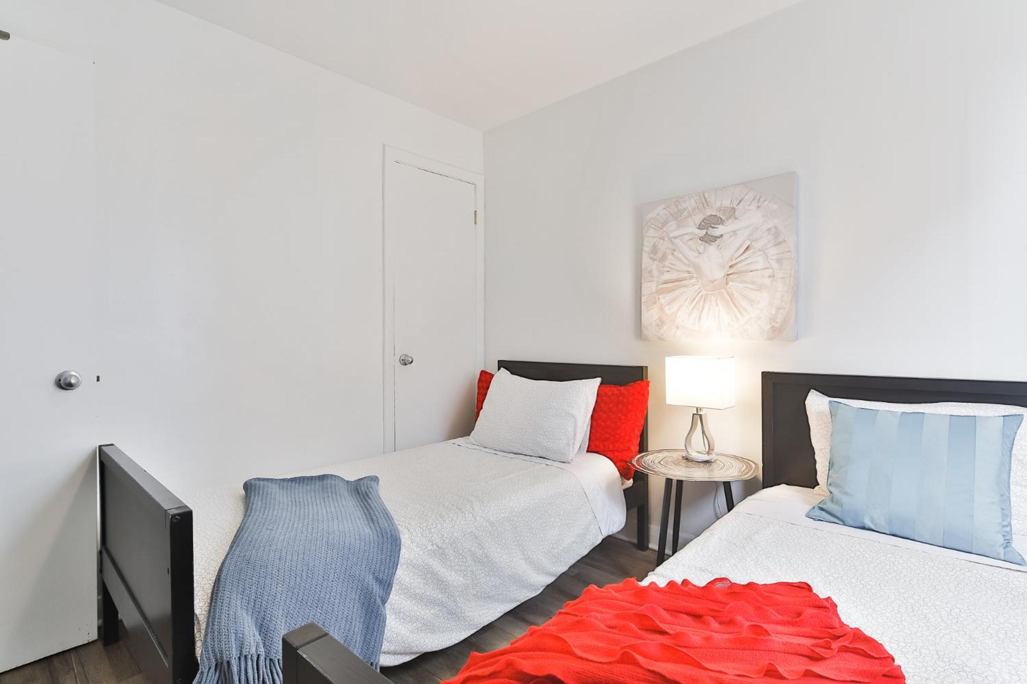 Comfortable 2-BEDROOM APARTMENT - Free and plentiful PARKING - 10 minutes to AIRPORT and 15 minutes to DOWNTOWN Montreal - Near Popular Waterfront Restaura
