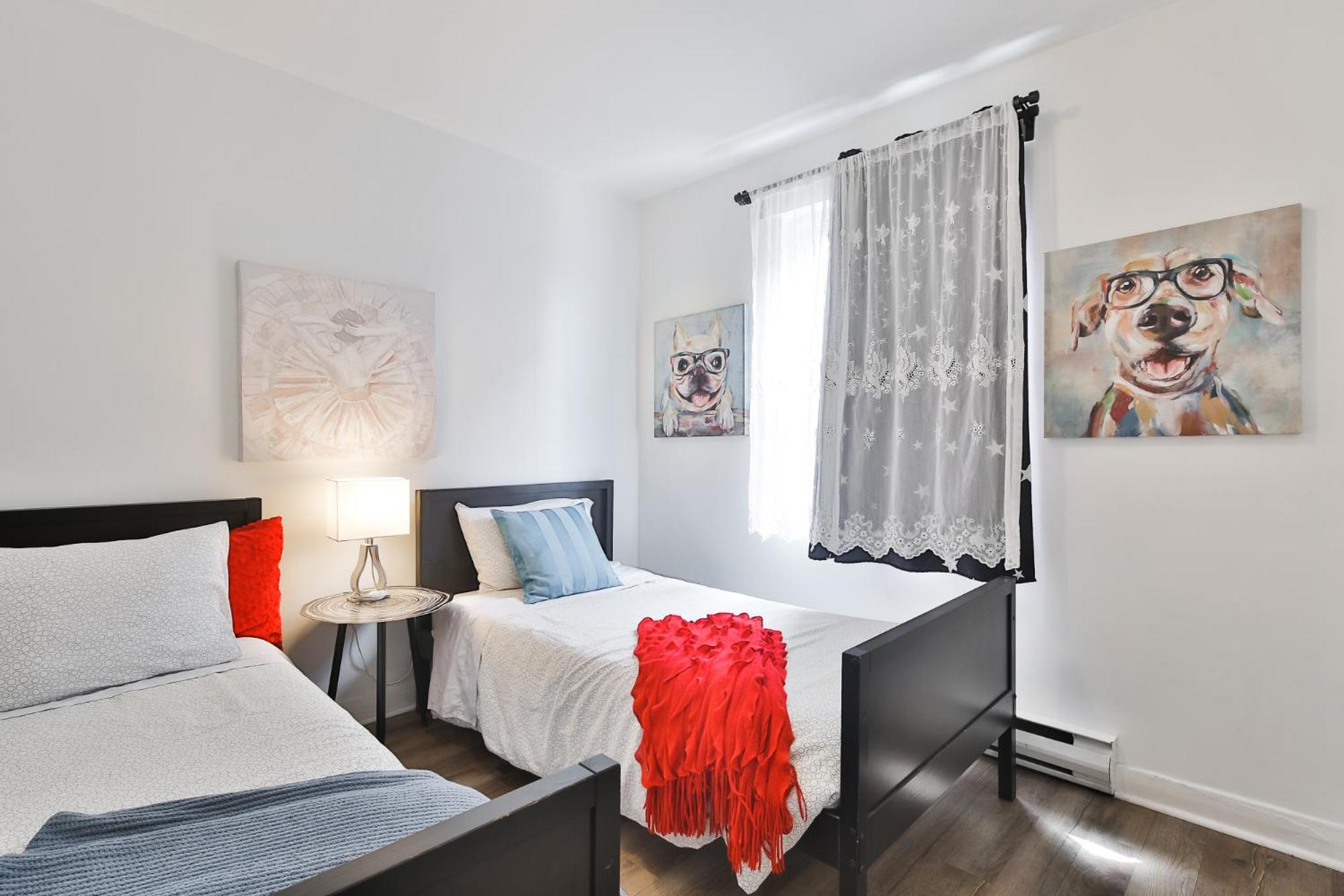 Comfortable 2-BEDROOM APARTMENT - Free and plentiful PARKING - 10 minutes to AIRPORT and 15 minutes to DOWNTOWN Montreal - Near Popular Waterfront Restaura