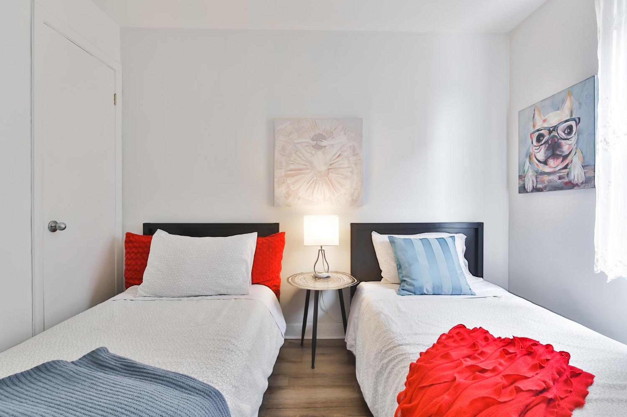 Comfortable 2-BEDROOM APARTMENT - Free and plentiful PARKING - 10 minutes to AIRPORT and 15 minutes to DOWNTOWN Montreal - Near Popular Waterfront Restaura