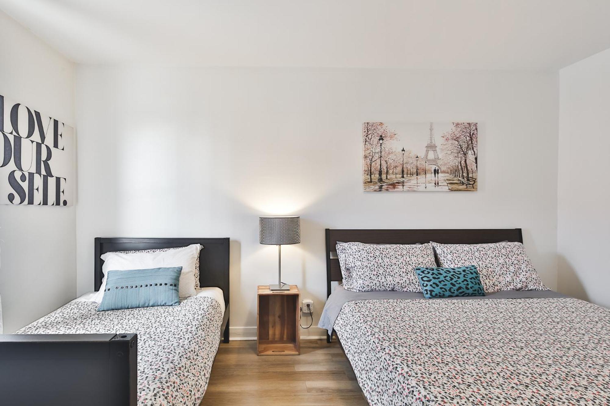 Comfortable 2-BEDROOM APARTMENT - Free and plentiful PARKING - 10 minutes to AIRPORT and 15 minutes to DOWNTOWN Montreal - Near Popular Waterfront Restaura