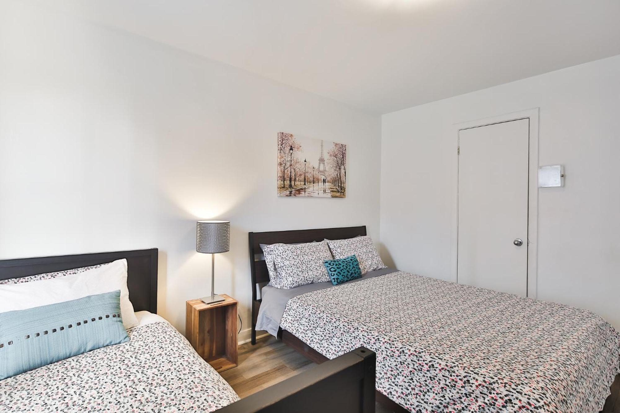 Comfortable 2-BEDROOM APARTMENT - Free and plentiful PARKING - 10 minutes to AIRPORT and 15 minutes to DOWNTOWN Montreal - Near Popular Waterfront Restaura