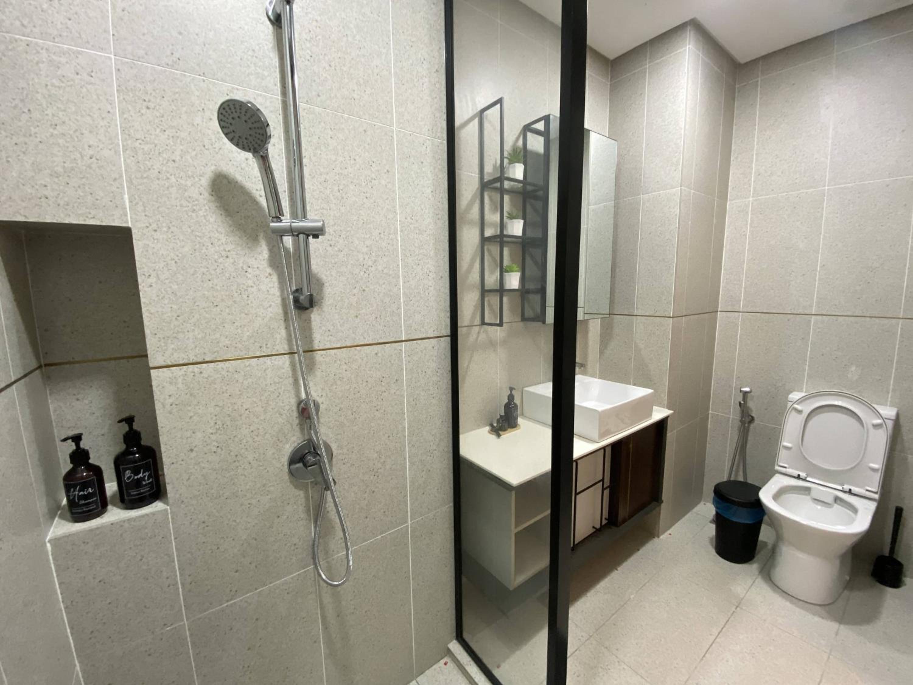 Mid Valley 3km away 360 sq ft Millerz Sq studio