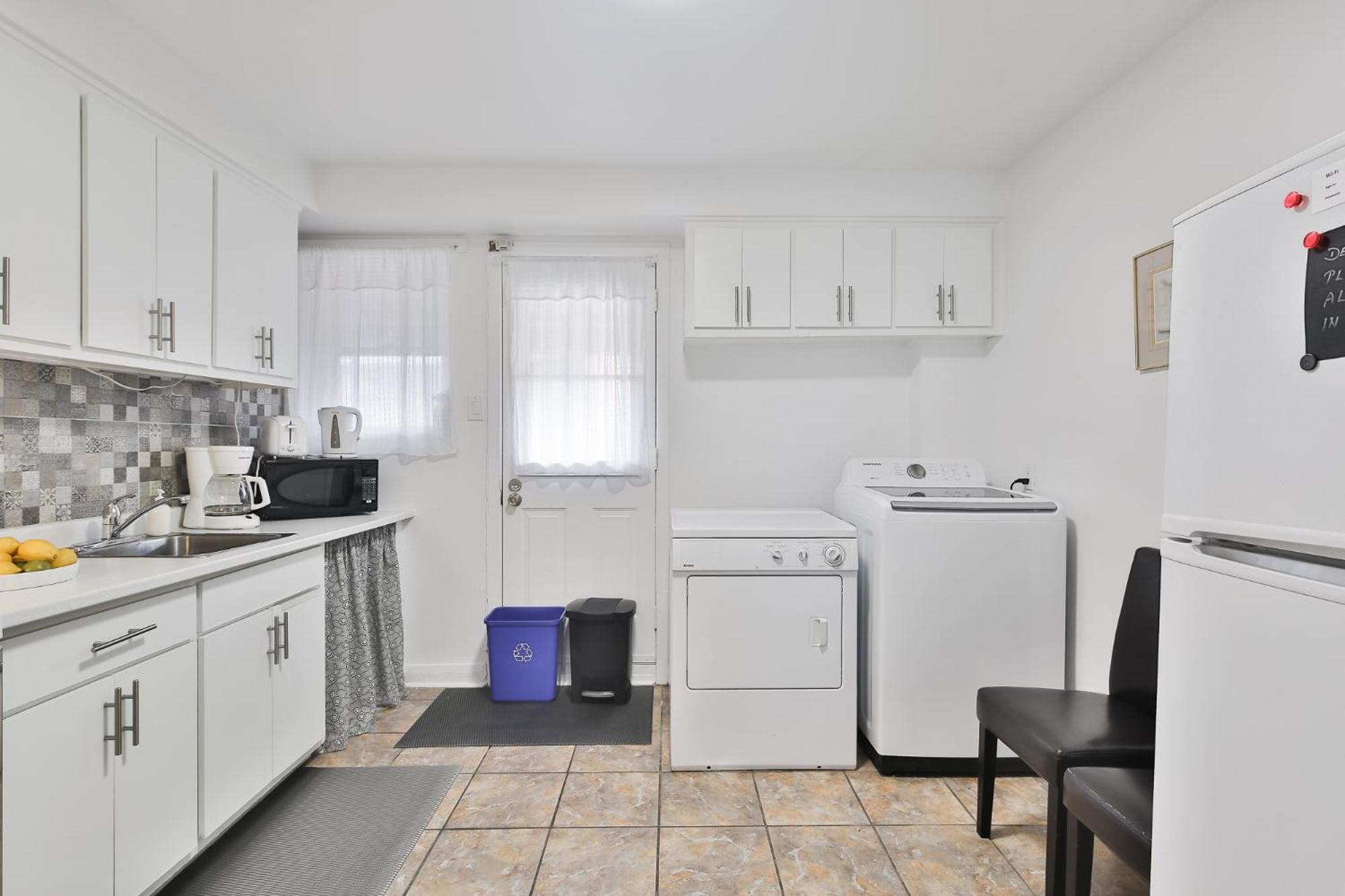 Comfortable 2-BEDROOM APARTMENT - Free and plentiful PARKING - 10 minutes to AIRPORT and 15 minutes to DOWNTOWN Montreal - Near Popular Waterfront Restaura