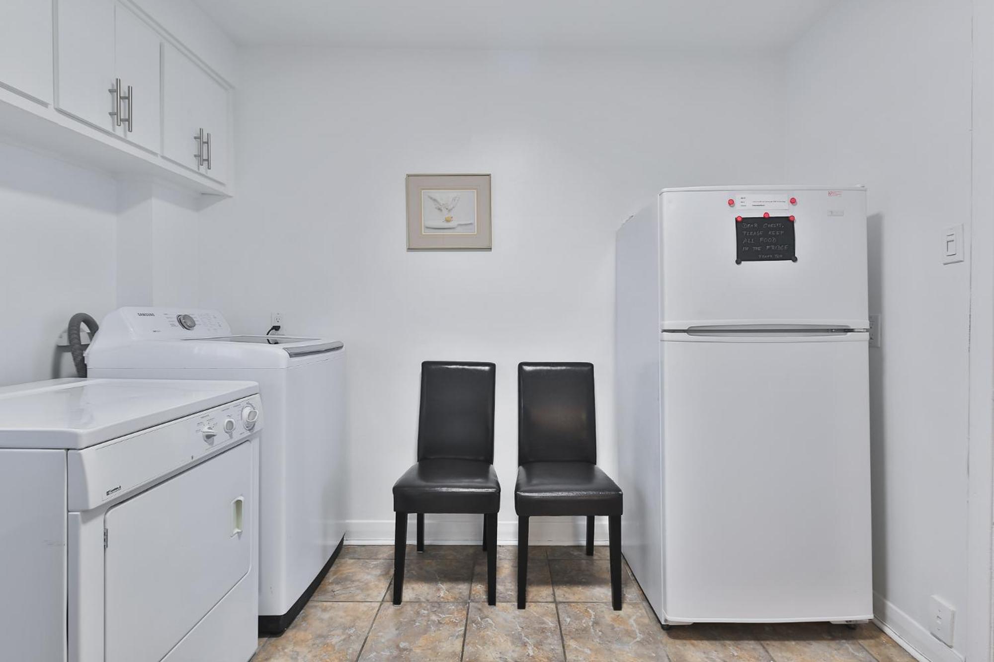 Comfortable 2-BEDROOM APARTMENT - Free and plentiful PARKING - 10 minutes to AIRPORT and 15 minutes to DOWNTOWN Montreal - Near Popular Waterfront Restaura