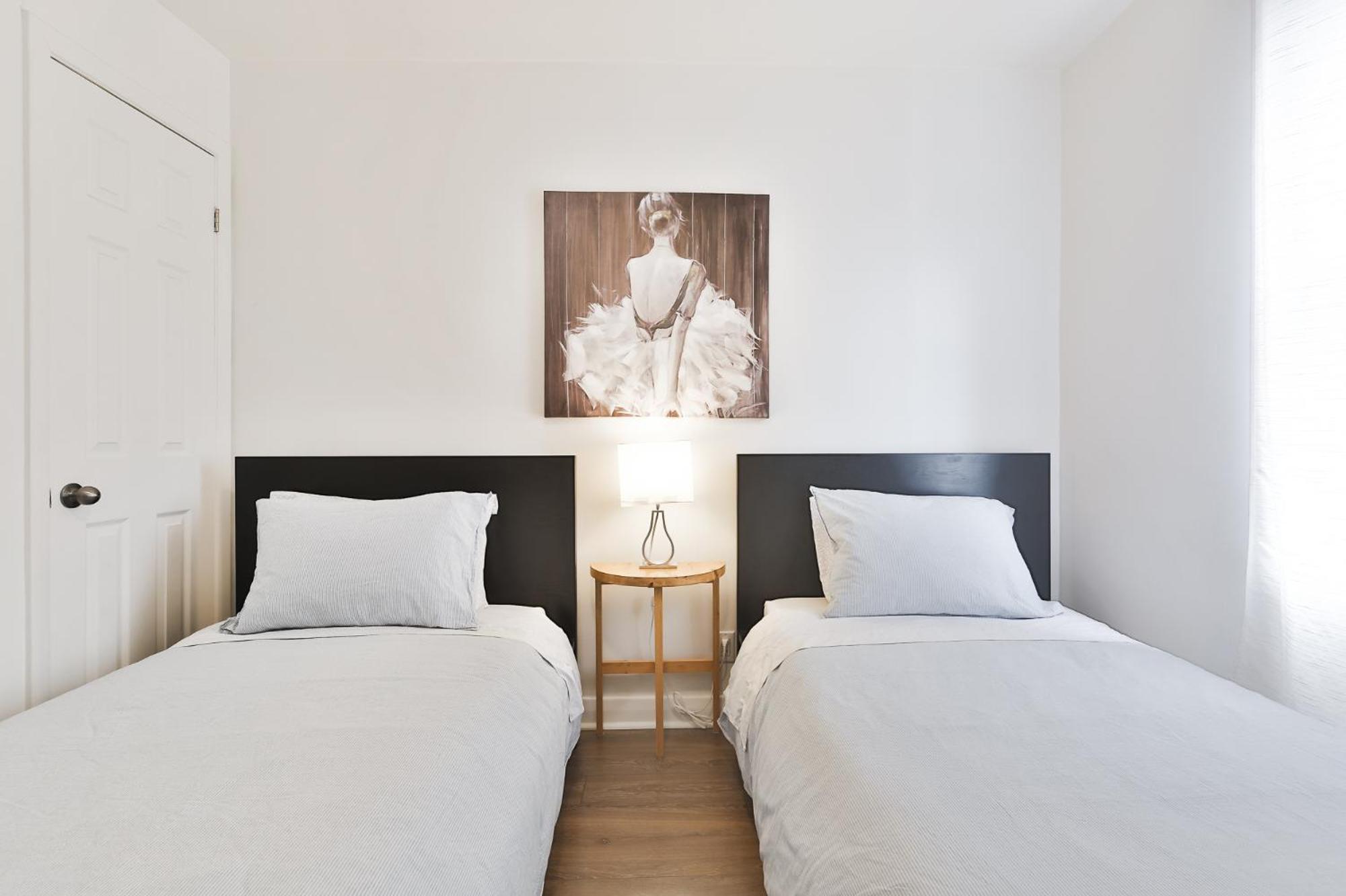 Comfortable 2-BEDROOM APARTMENT - Free and plentiful PARKING - 10 minutes to AIRPORT and 15 minutes to DOWNTOWN Montreal - Near Popular Waterfront Restaura