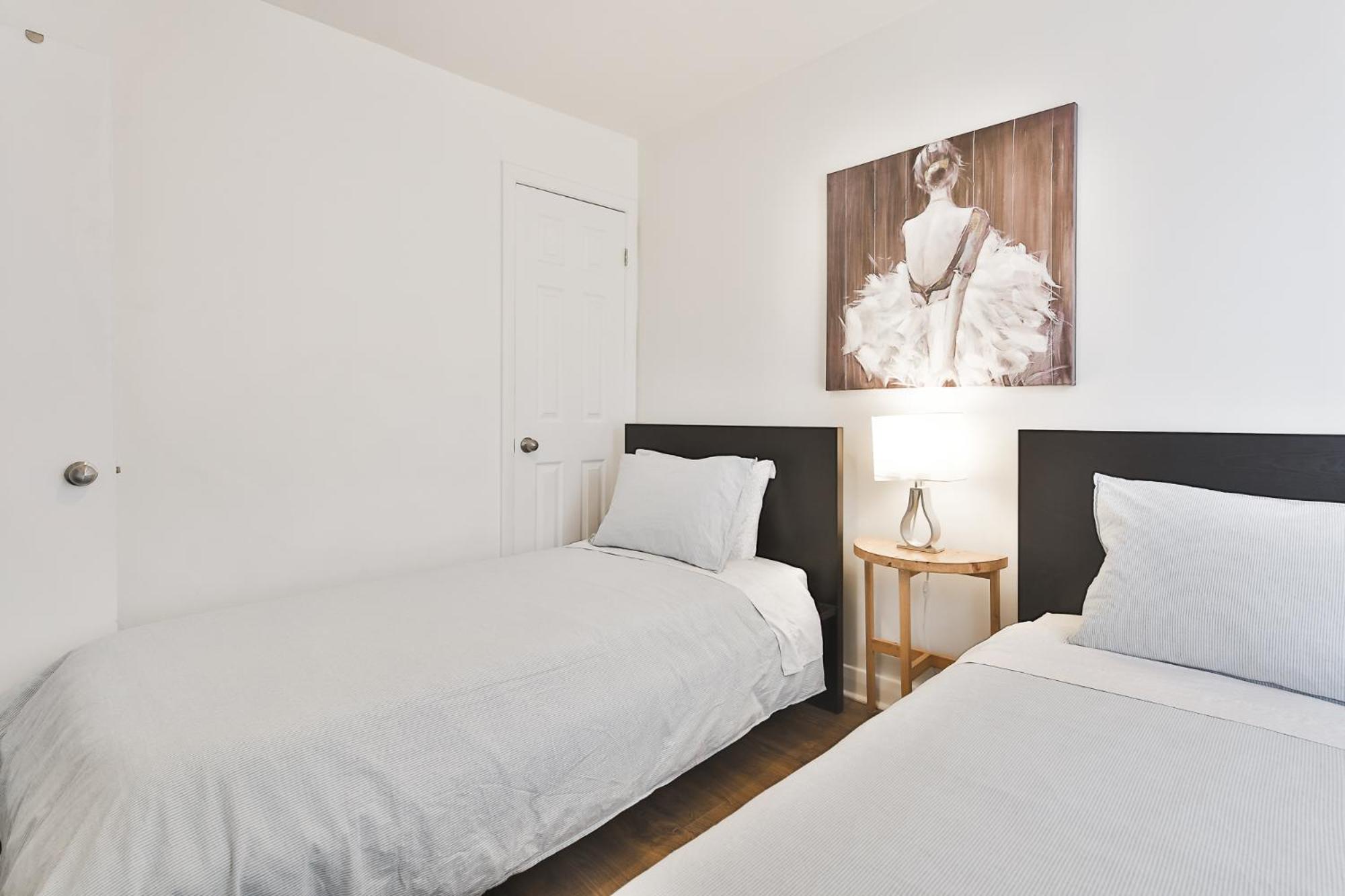 Comfortable 2-BEDROOM APARTMENT - Free and plentiful PARKING - 10 minutes to AIRPORT and 15 minutes to DOWNTOWN Montreal - Near Popular Waterfront Restaura