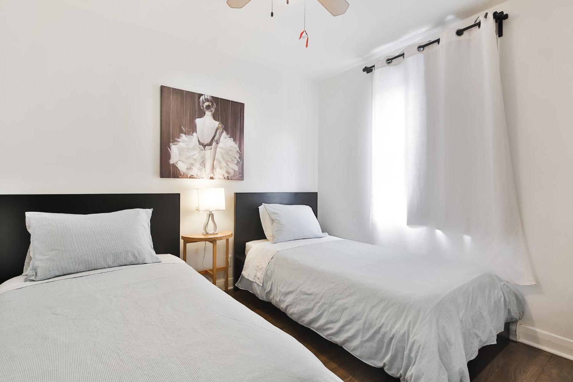 Comfortable 2-BEDROOM APARTMENT - Free and plentiful PARKING - 10 minutes to AIRPORT and 15 minutes to DOWNTOWN Montreal - Near Popular Waterfront Restaura
