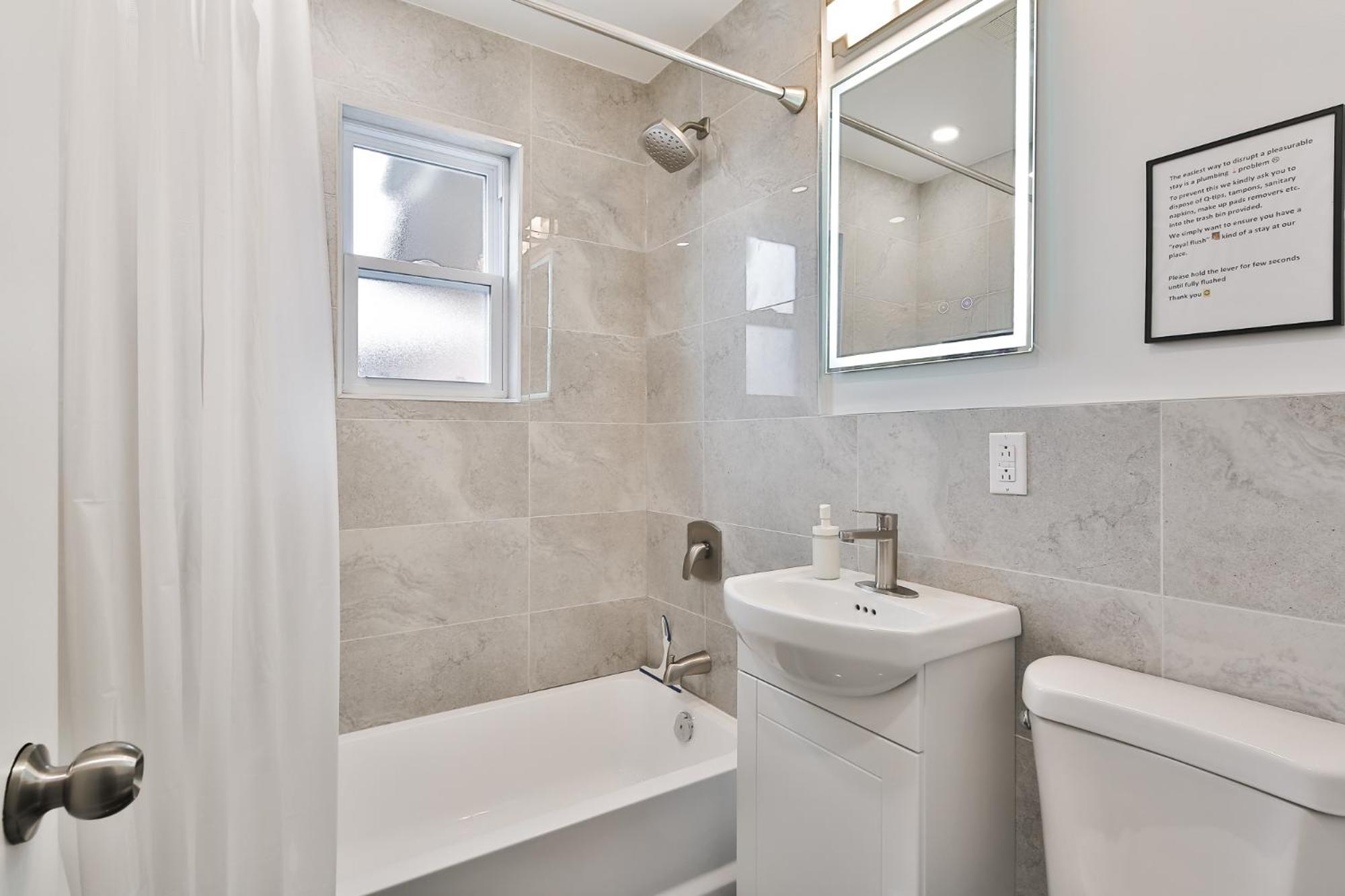 Comfortable 2-BEDROOM APARTMENT - Free and plentiful PARKING - 10 minutes to AIRPORT and 15 minutes to DOWNTOWN Montreal - Near Popular Waterfront Restaura