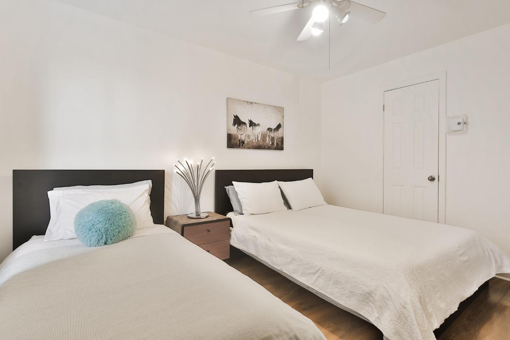 Comfortable 2-BEDROOM APARTMENT - Free and plentiful PARKING - 10 minutes to AIRPORT and 15 minutes to DOWNTOWN Montreal - Near Popular Waterfront Restaura