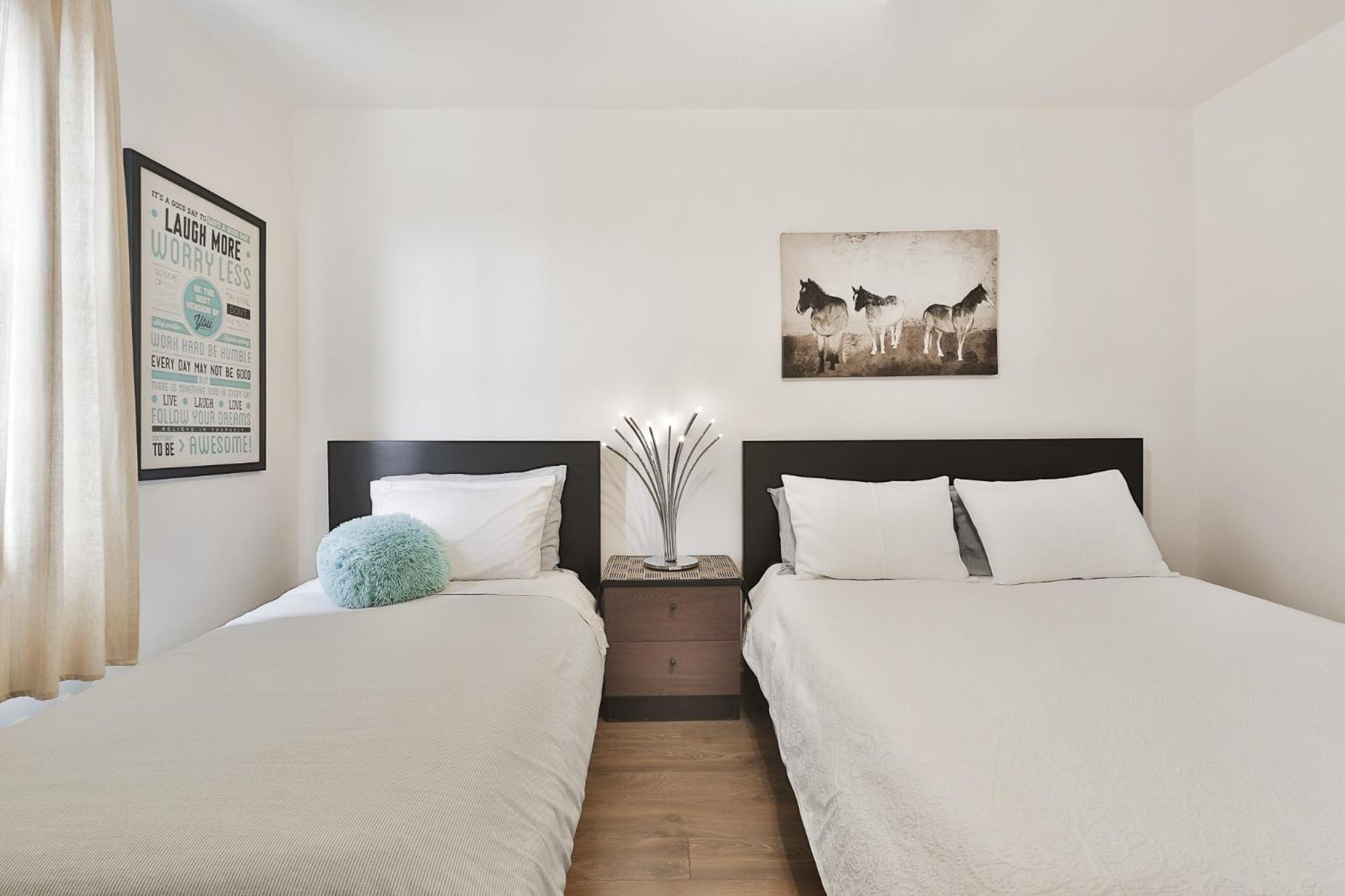 Comfortable 2-BEDROOM APARTMENT - Free and plentiful PARKING - 10 minutes to AIRPORT and 15 minutes to DOWNTOWN Montreal - Near Popular Waterfront Restaura