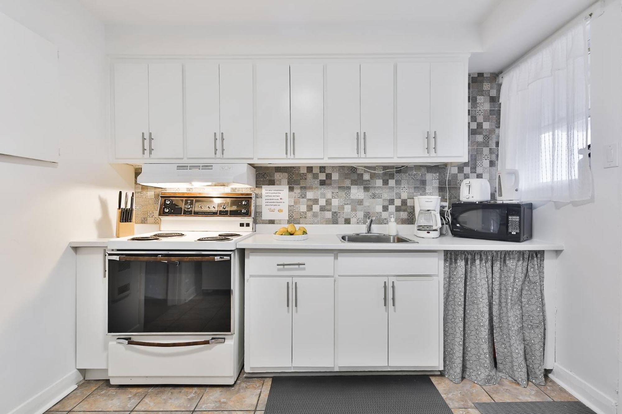 Comfortable 2-BEDROOM APARTMENT - Free and plentiful PARKING - 10 minutes to AIRPORT and 15 minutes to DOWNTOWN Montreal - Near Popular Waterfront Restaura