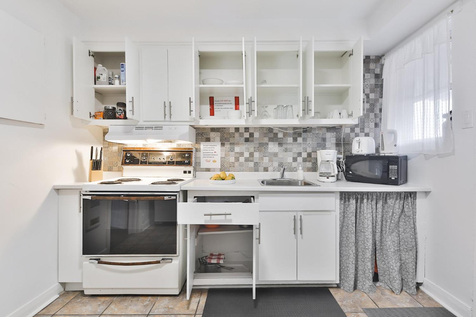 Comfortable 2-BEDROOM APARTMENT - Free and plentiful PARKING - 10 minutes to AIRPORT and 15 minutes to DOWNTOWN Montreal - Near Popular Waterfront Restaura