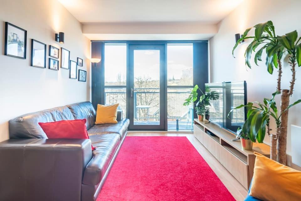 Sheffield City Centre Apartment & Balcony view 5