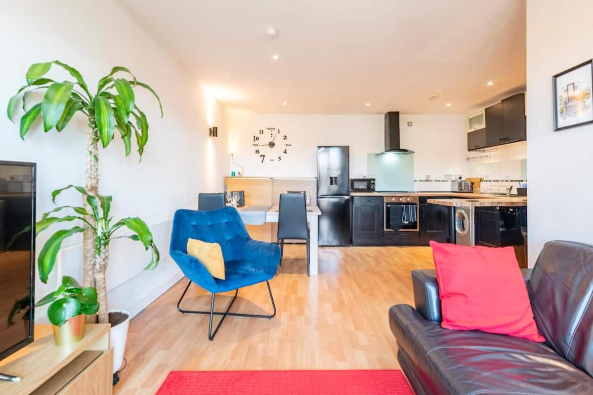 Sheffield City Centre Apartment & Balcony view 2