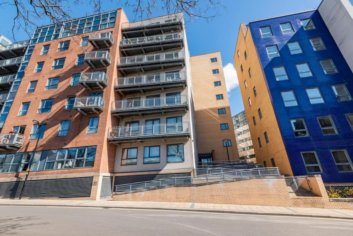 Sheffield City Centre Apartment & Balcony view 3