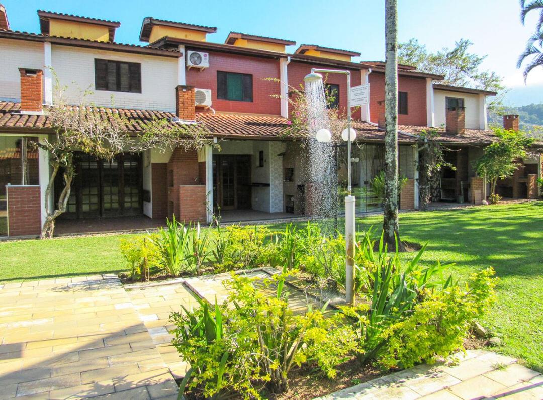 Casa com lazer a 750m da Praia de Massaguacu SP