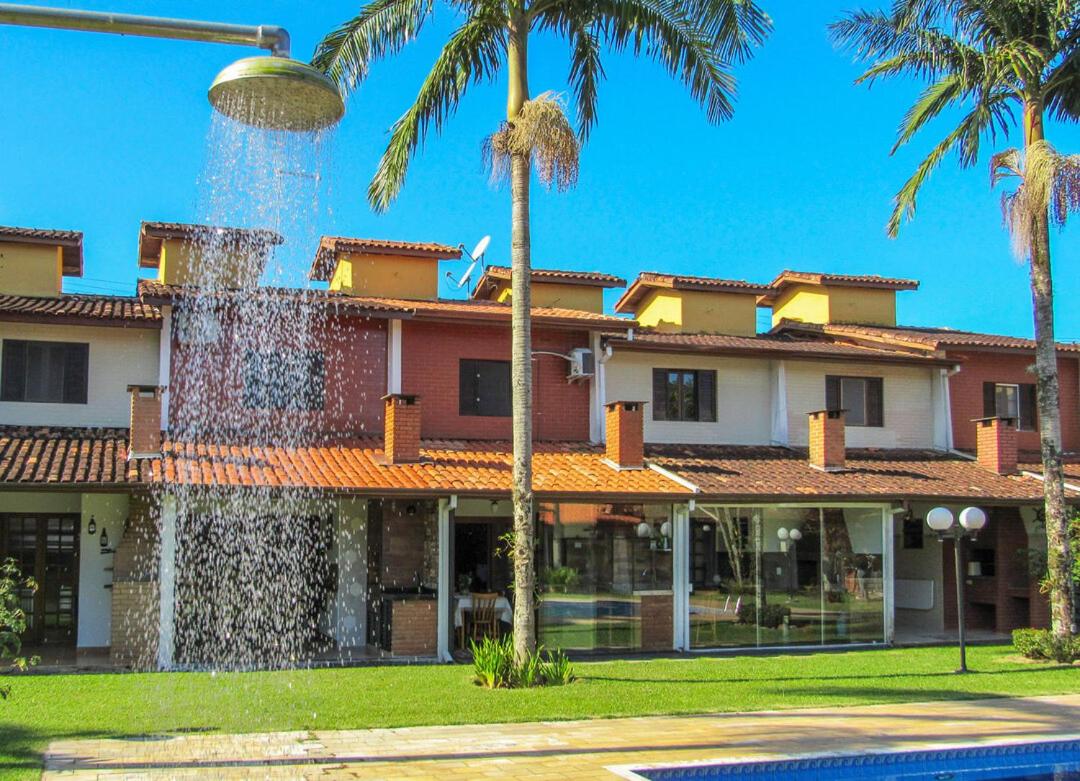Casa com lazer a 750m da Praia de Massaguacu SP