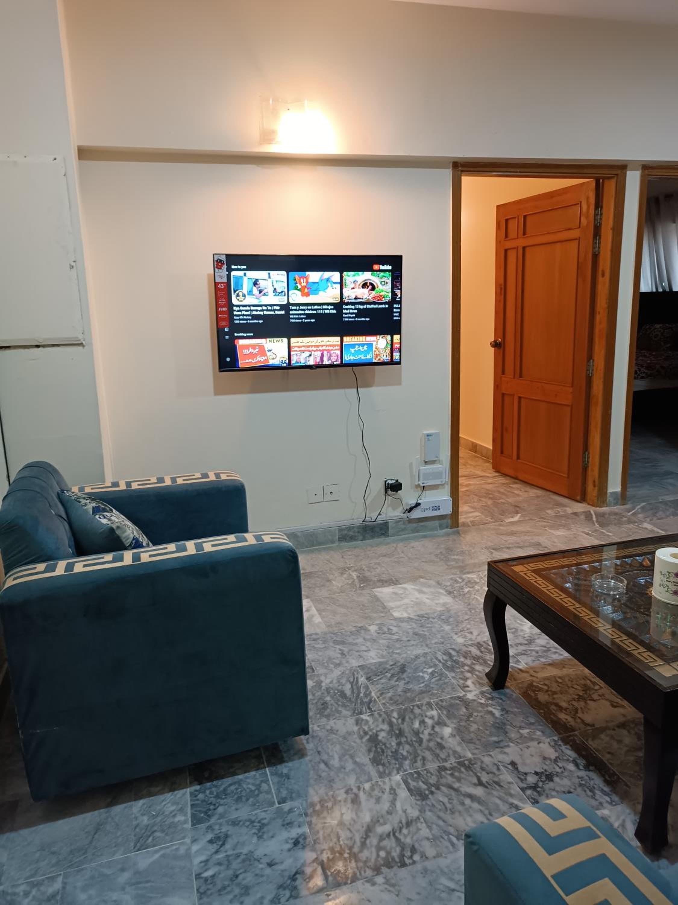 F-10 Comfy 2 Bed drawing Lounge Kitchen smart TV wifi view 4