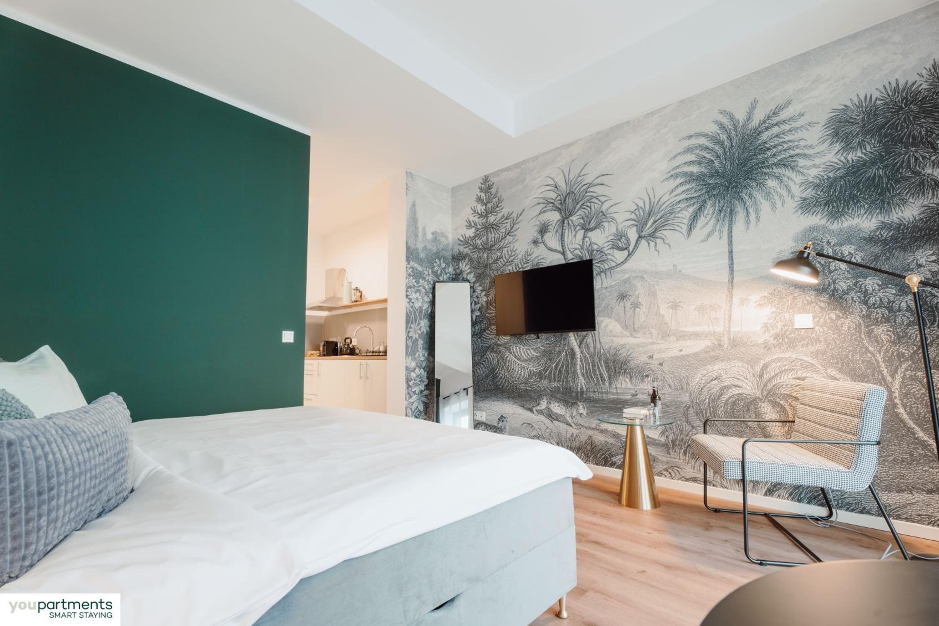 City-Studio im Innenhof mit Boxspring-Bett und Community-Raum