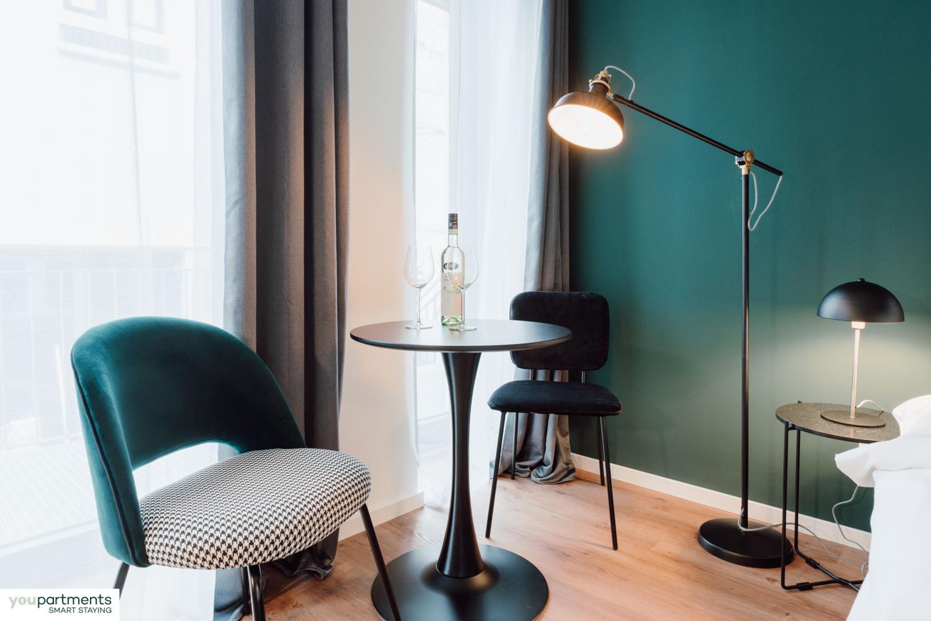 City-Studio im Innenhof mit Boxspring-Bett und Community-Raum
