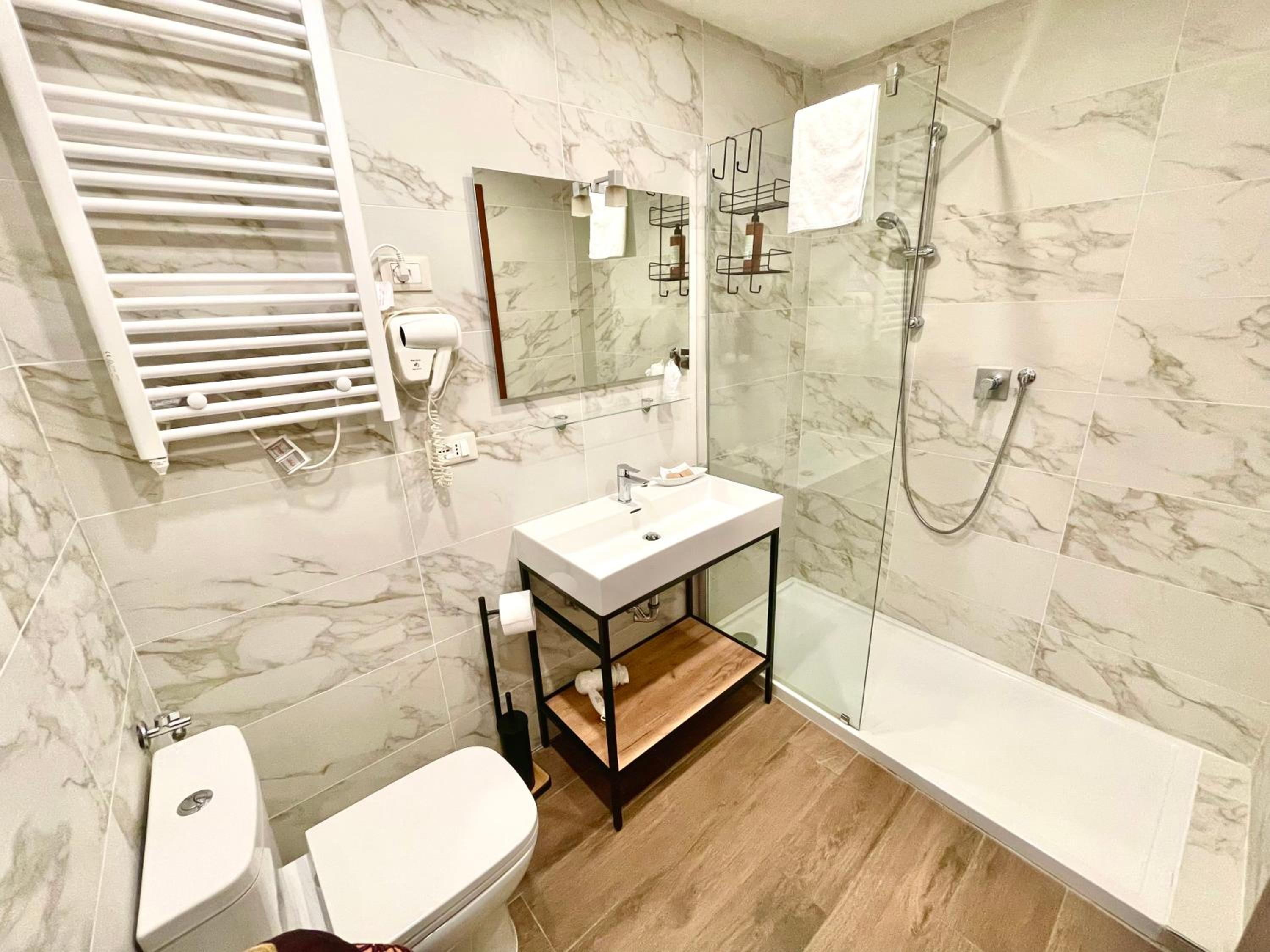 Ca' Lavezzera en Venice — bathroom