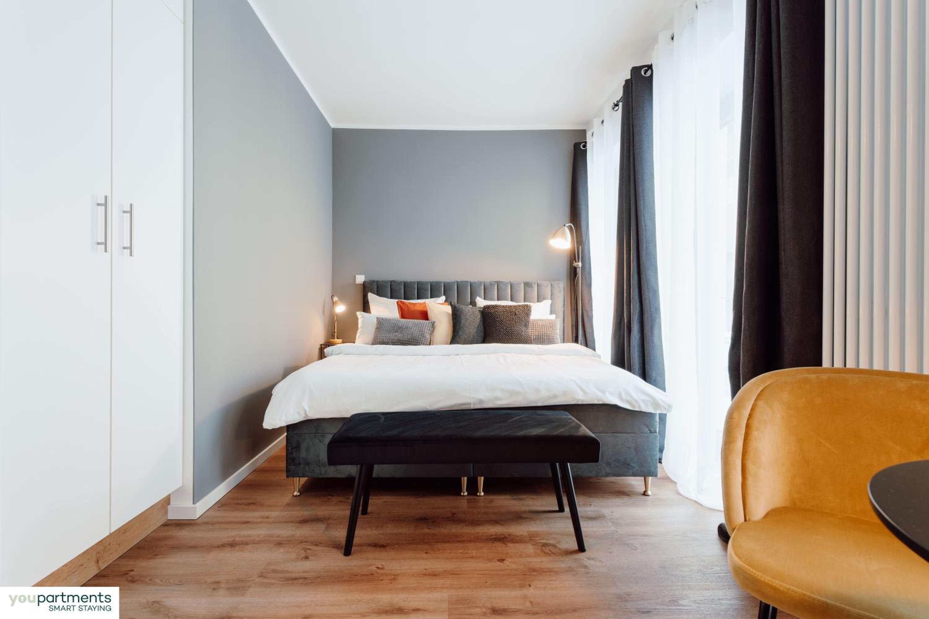 City-Studio im Innenhof mit Boxspring-Bett und Community-Raum