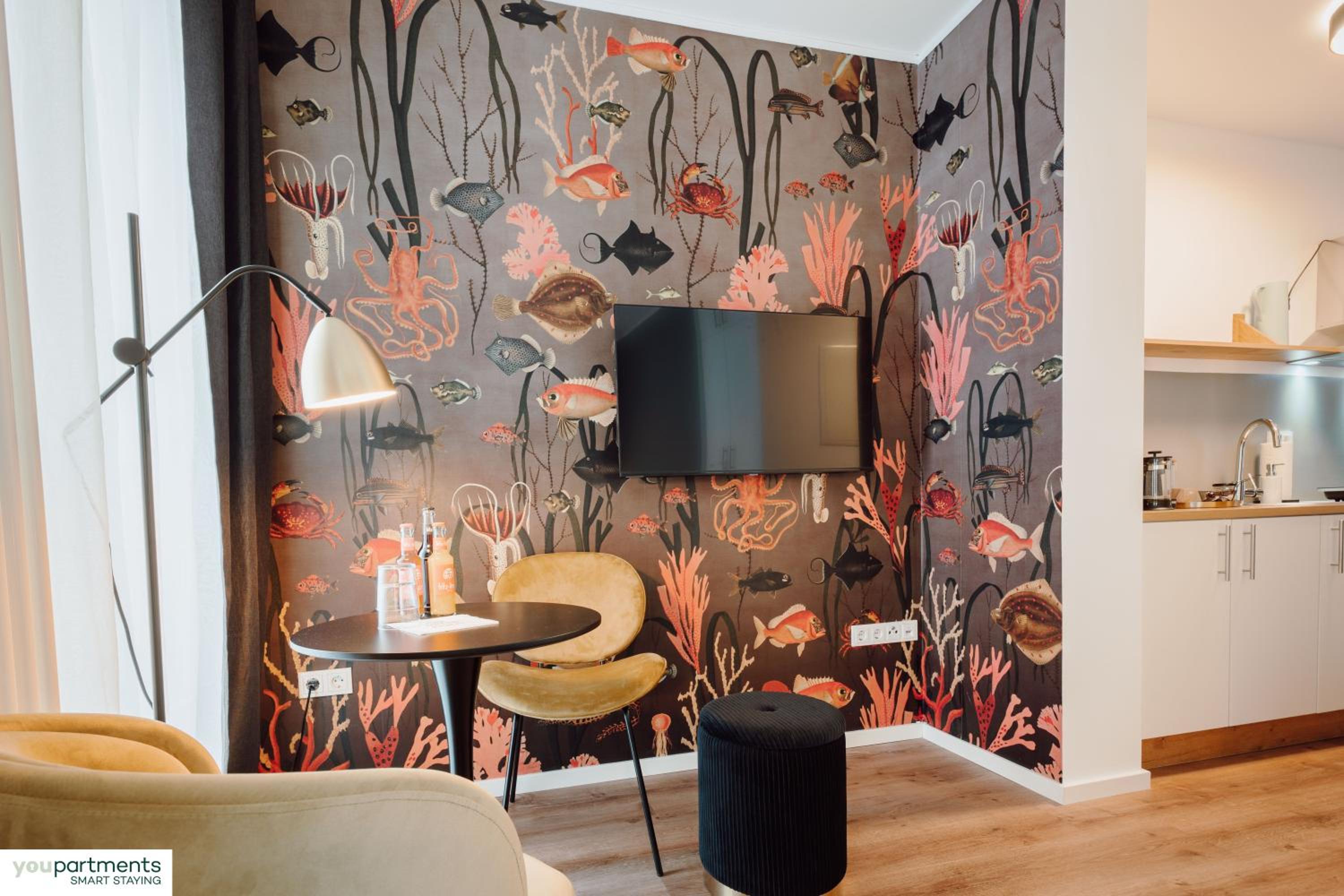 City-Studio im Innenhof mit Boxspring-Bett und Community-Raum