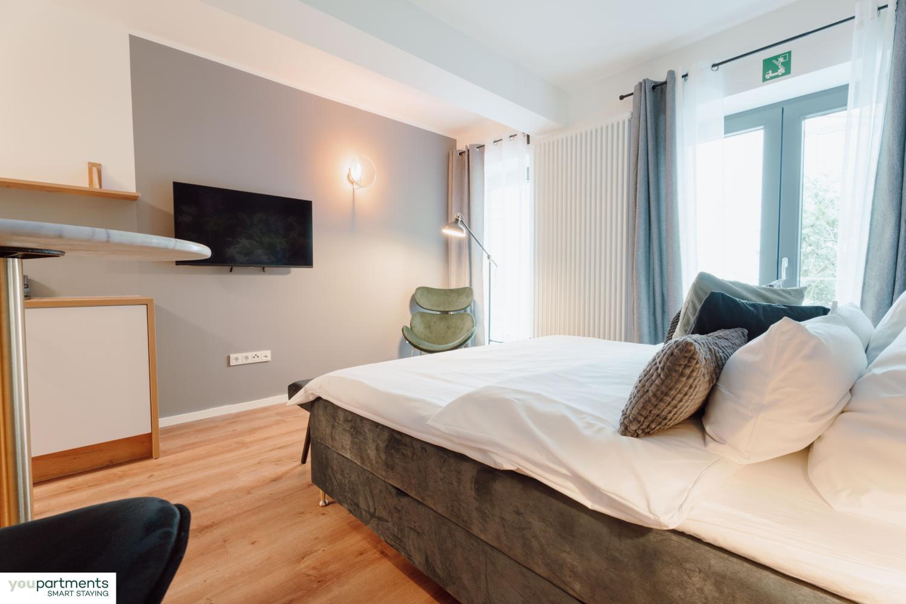 City-Studio im Innenhof mit Boxspring-Bett und Community-Raum