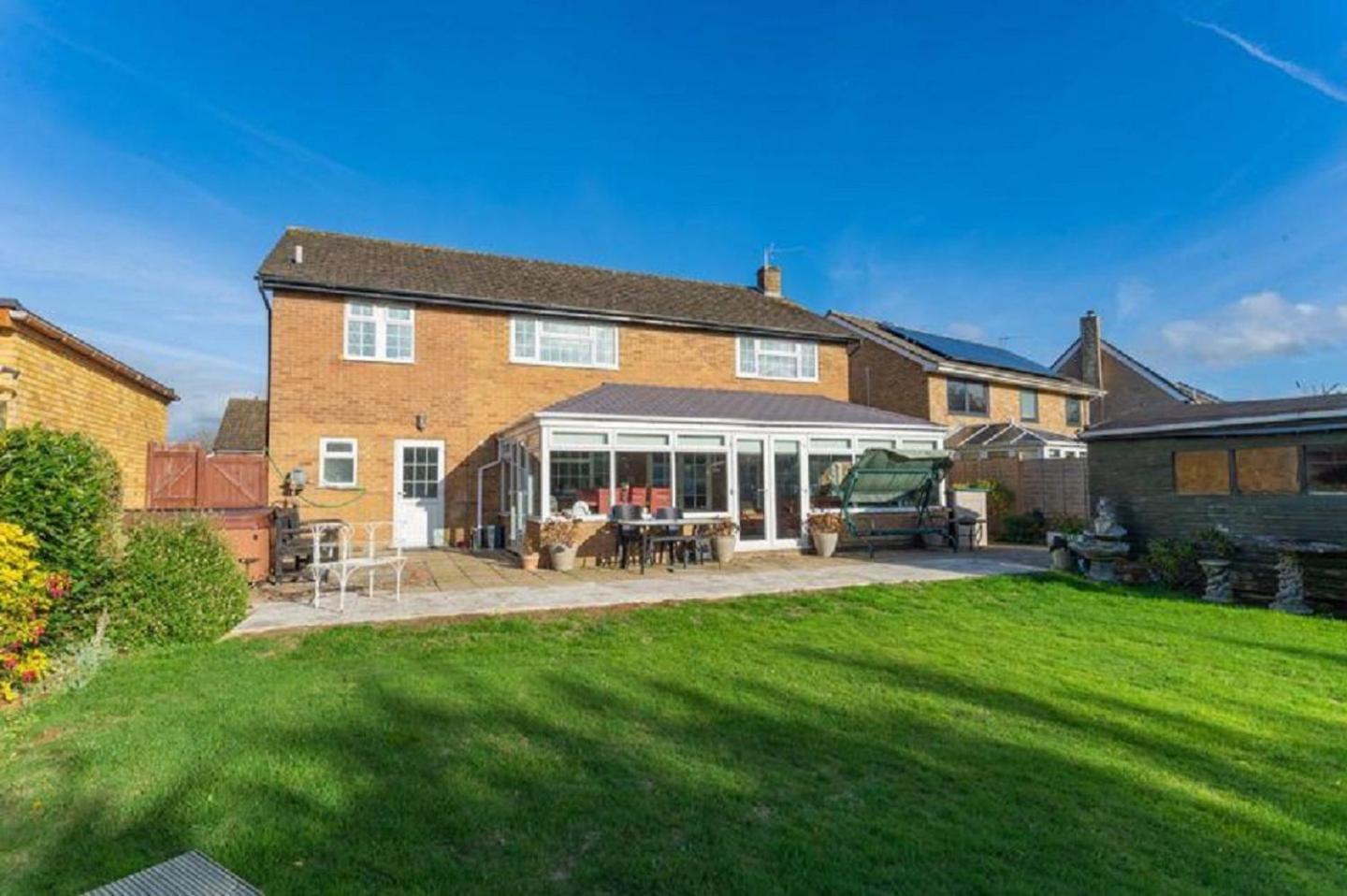 Kennedy Villa - 5 Bedroom House with Hot Tub, WiFi, Free parkings, Close to Bicester Village view 2