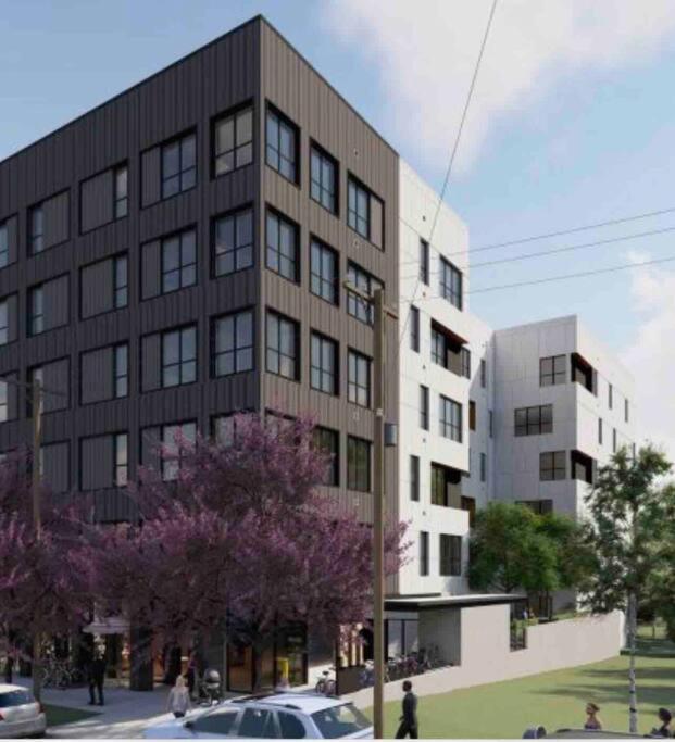 Luxurious & Comfy Downtown Oasis ~ Views ~ Parking