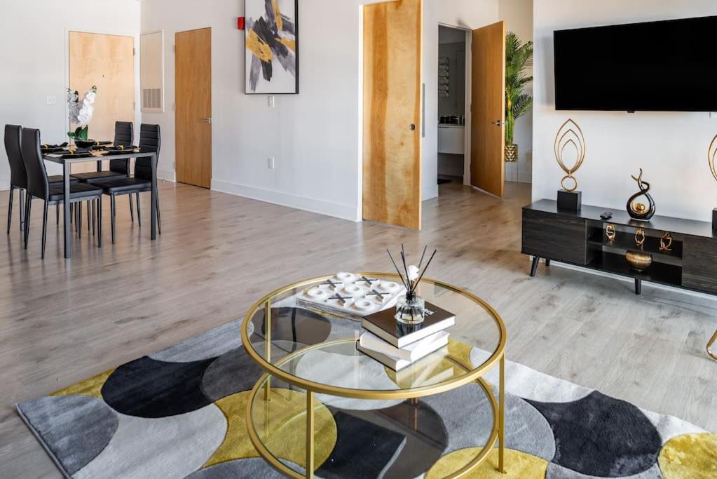 Luxurious & Comfy Downtown Oasis ~ Views ~ Parking