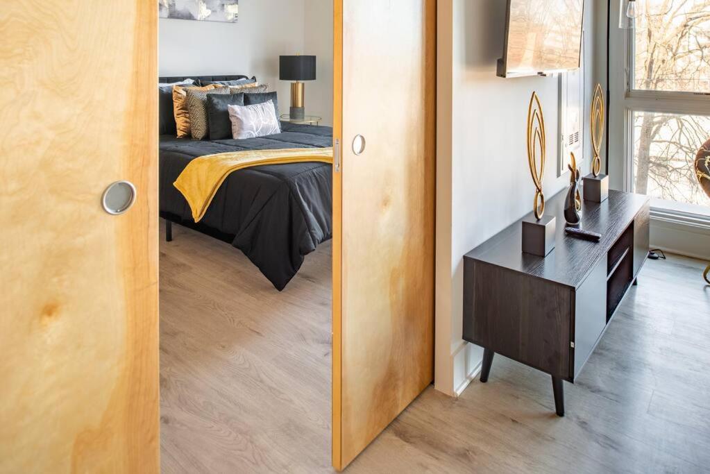 Luxurious & Comfy Downtown Oasis ~ Views ~ Parking