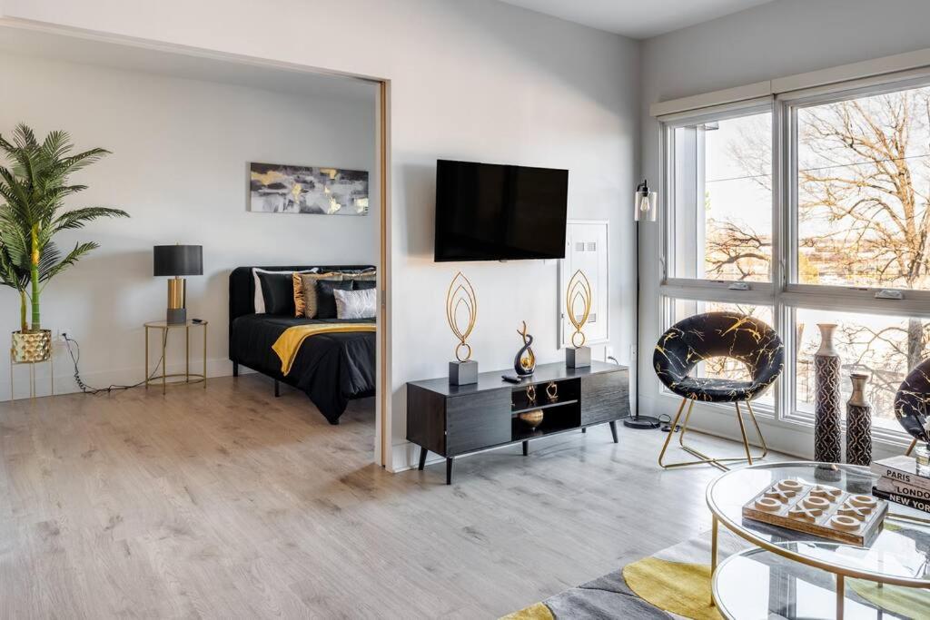 Luxurious & Comfy Downtown Oasis ~ Views ~ Parking
