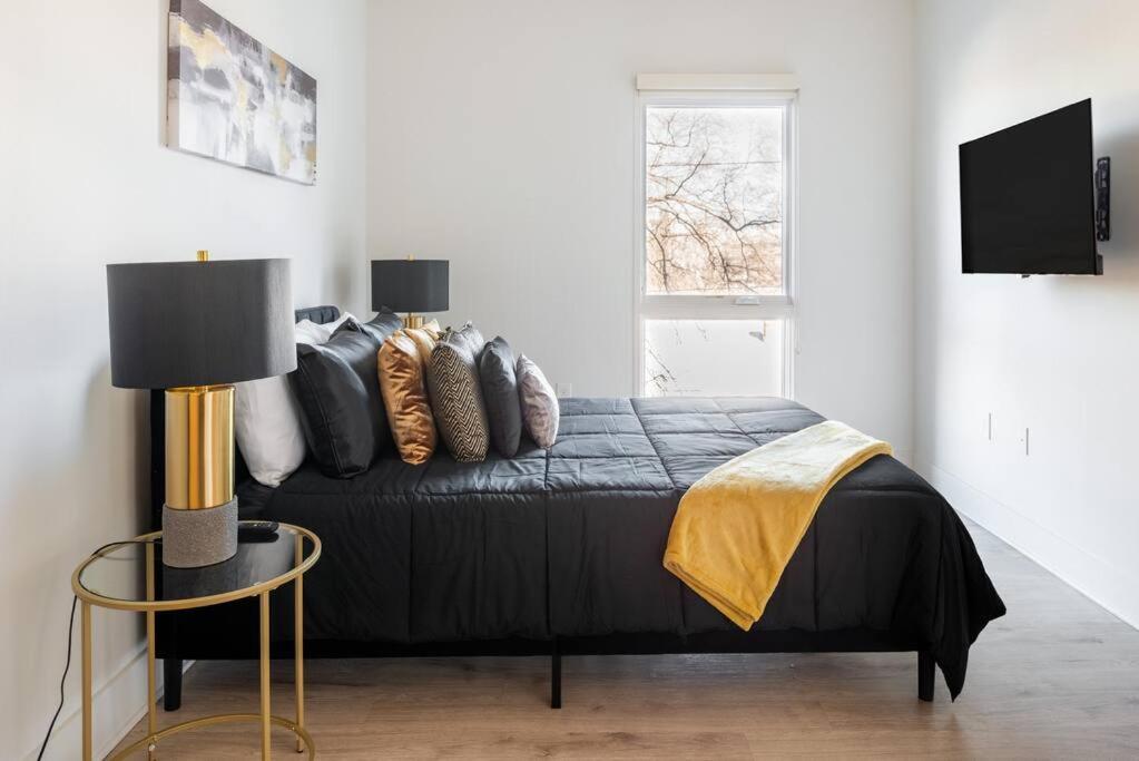 Luxurious & Comfy Downtown Oasis ~ Views ~ Parking