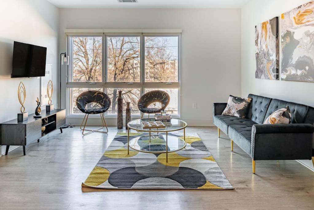 Luxurious & Comfy Downtown Oasis ~ Views ~ Parking